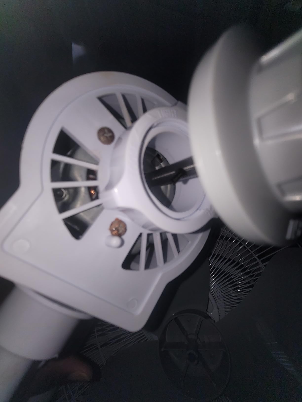 Comfort Zone Oscillating Wall Mount Fan with Adjustable Tilt, 16 inch, 3 Speed, Metal Grille, 90 Degree Oscillation, Airflow 14.07 ft/sec, Ideal for Home, Bedroom, Gym & Office, CZ16W - Customer Photo 5