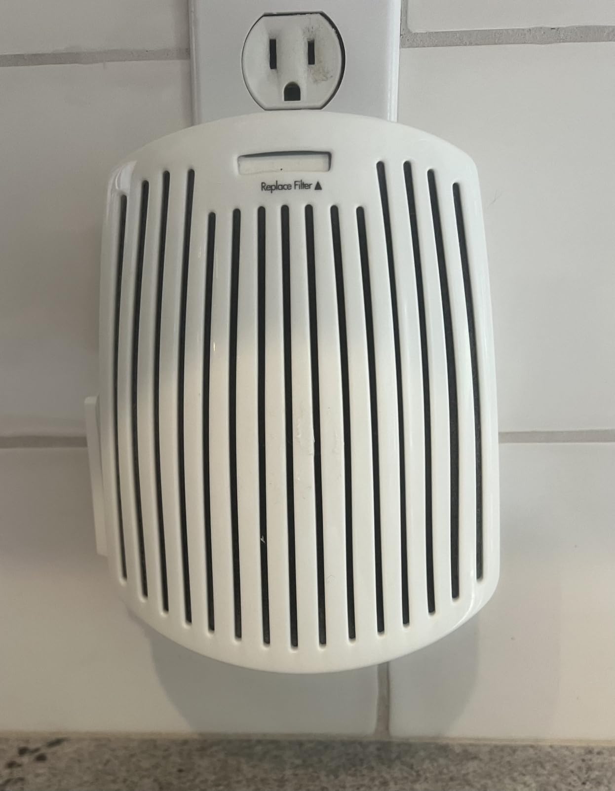 Hamilton Beach TrueAir Plug-Mount Odor Eliminator with Carbon Filter + Green Mountain Scent Cartridge, Common Household-Tobacco, Pet, Bathroom, Trash, On/Off Fan (04530GM) Customer Review Hamilton Beach TrueAir Plug-Mount Odor Eliminator with Carbon Filter + Green Mountain Scent Cartridge, Common Household-Tobacco, Pet, Bathroom, Trash, On/Off Fan (04530GM) - Customer Photo 2