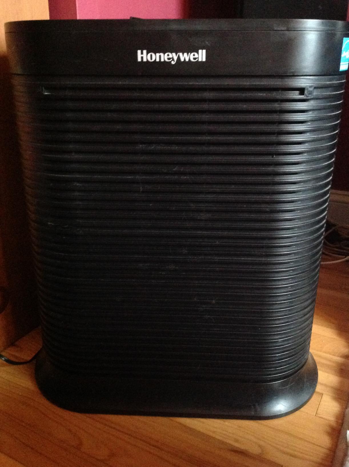Honeywell AllergenPlus HEPA Air Purifier, Airborne Allergen Reducer for Medium Rooms, Reduces Allergens, Smoke, Wildfire Smoke, Pollen, Pet Dander and More, White, HPA105 - Customer Photo 3