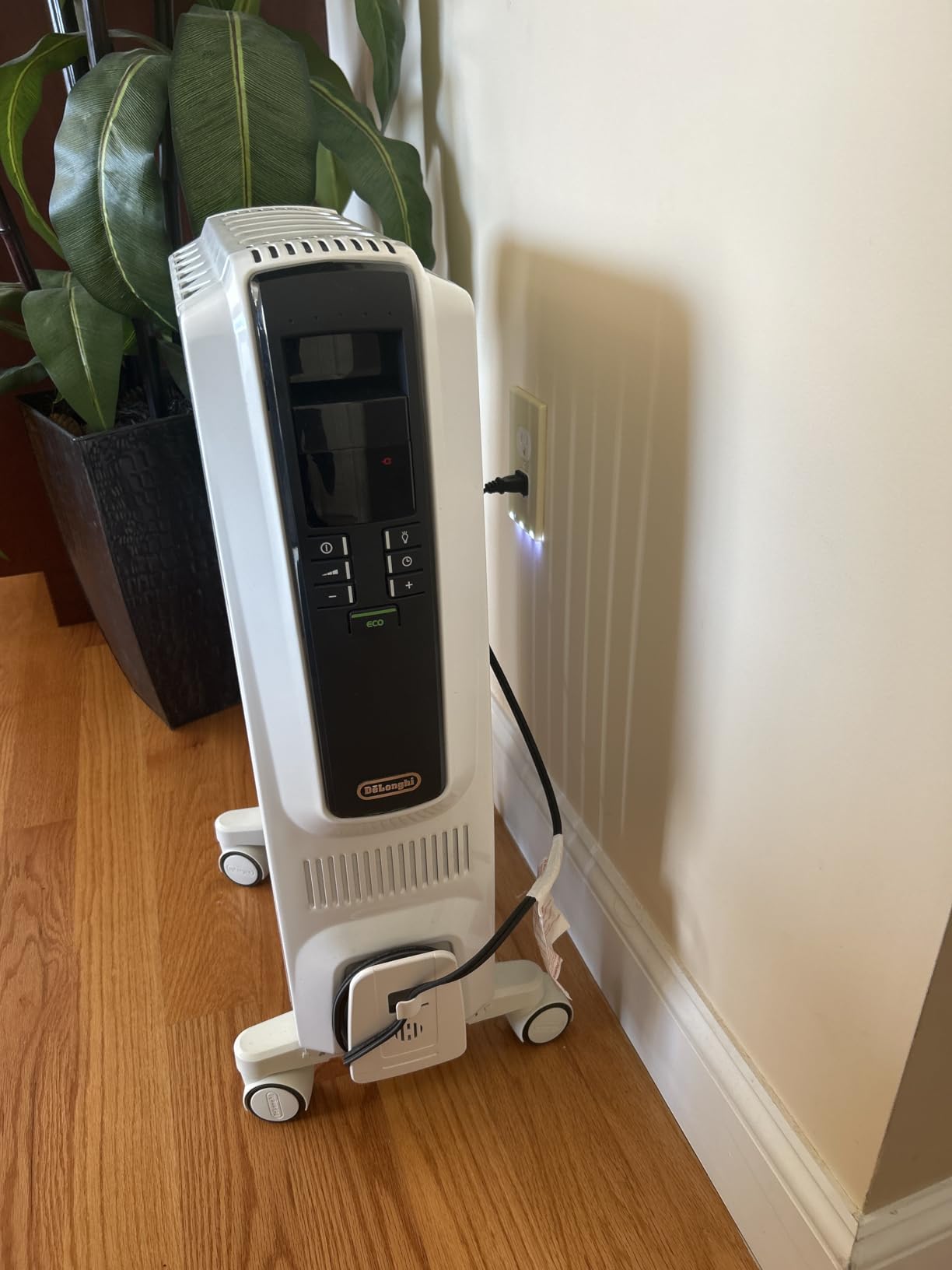 De'Longhi Dragon Digital Oil Filled Radiator Heater, 1500W Electric Space Heater for indoor use, programmable timer, Energy Saving, full room heater with safety features TRD40615E - Customer Photo 2