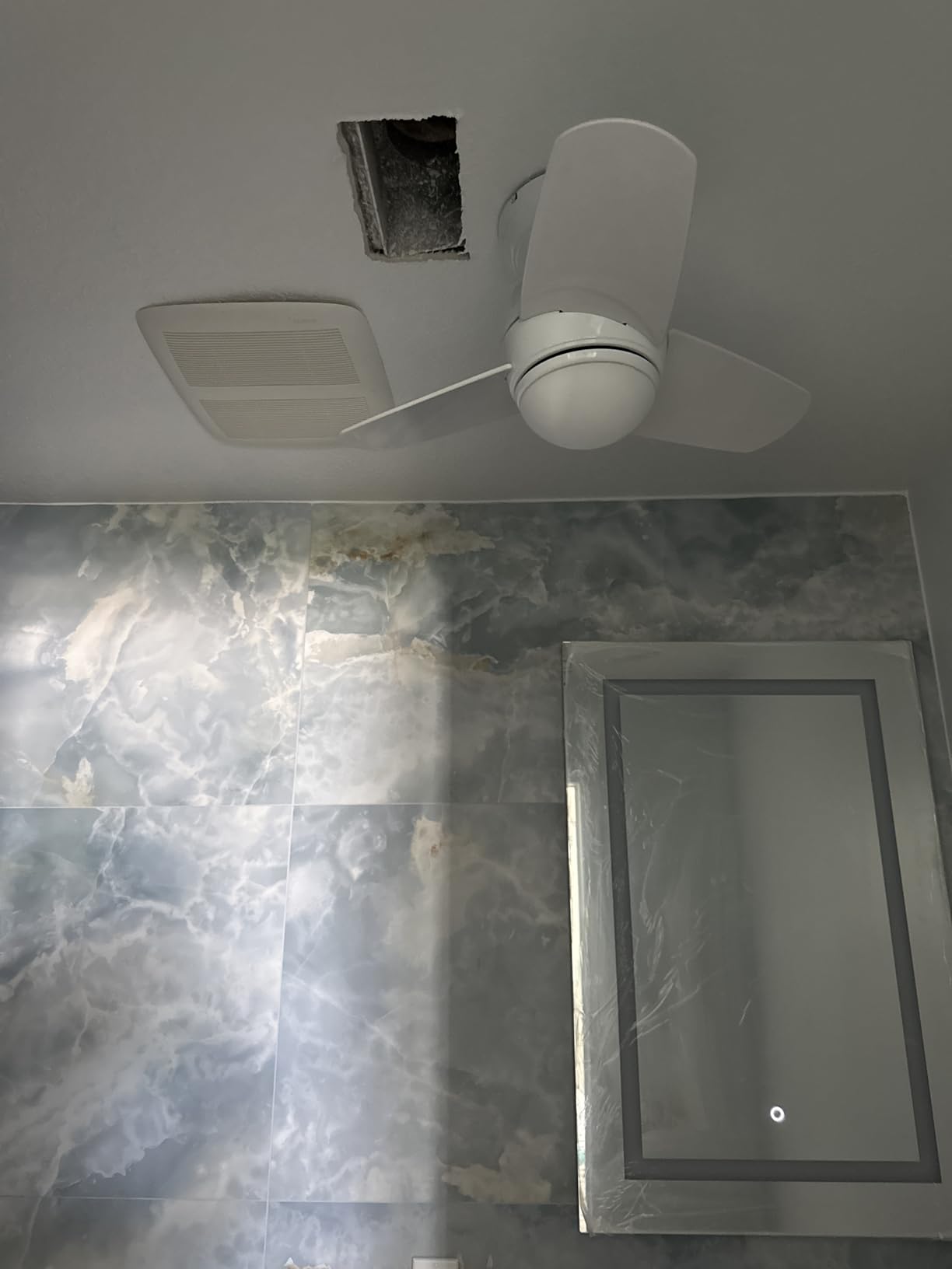 MINKA-AIRE F510L-WH Spacesaver 26 Inch Small Ceiling Fan with Integrated 15W LED Light in White Finish - Customer Photo 1