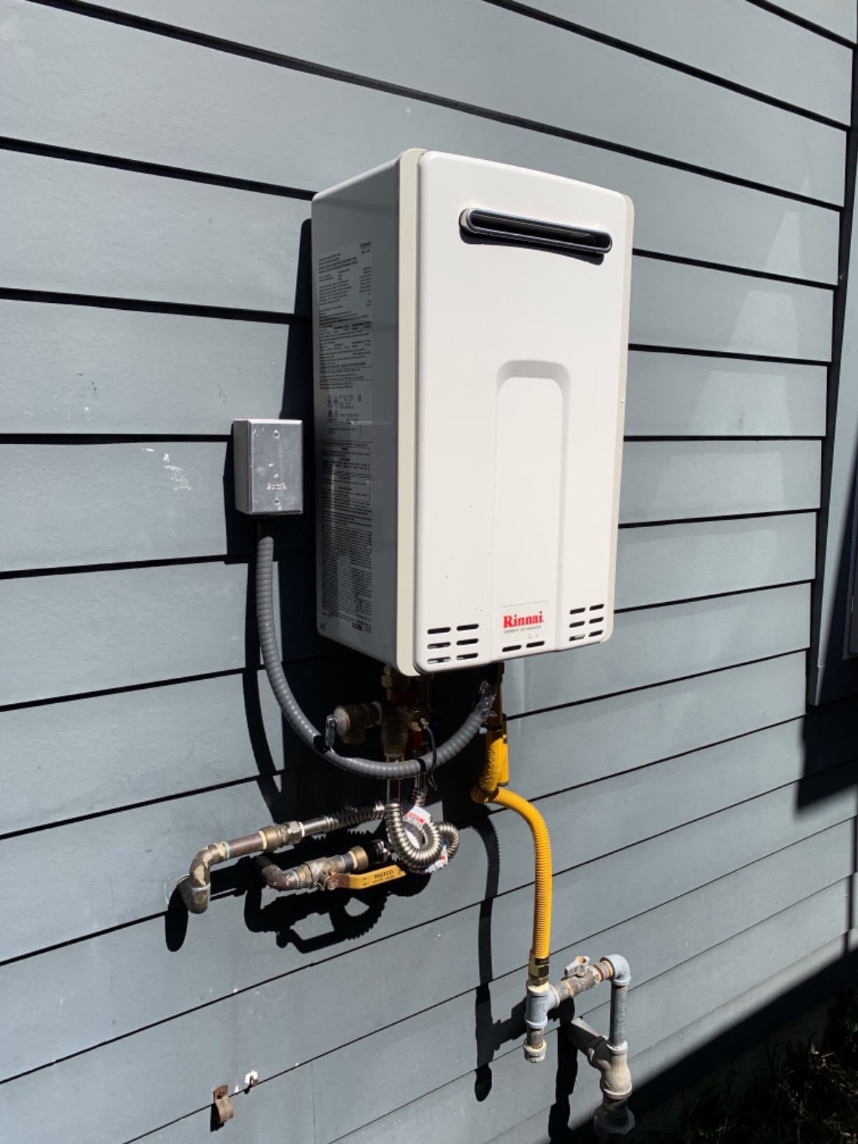 Rinnai V53DeN Natural Gas Tankless Water Heater - 5.3 GPM, Outdoor Installation - Customer Photo 3