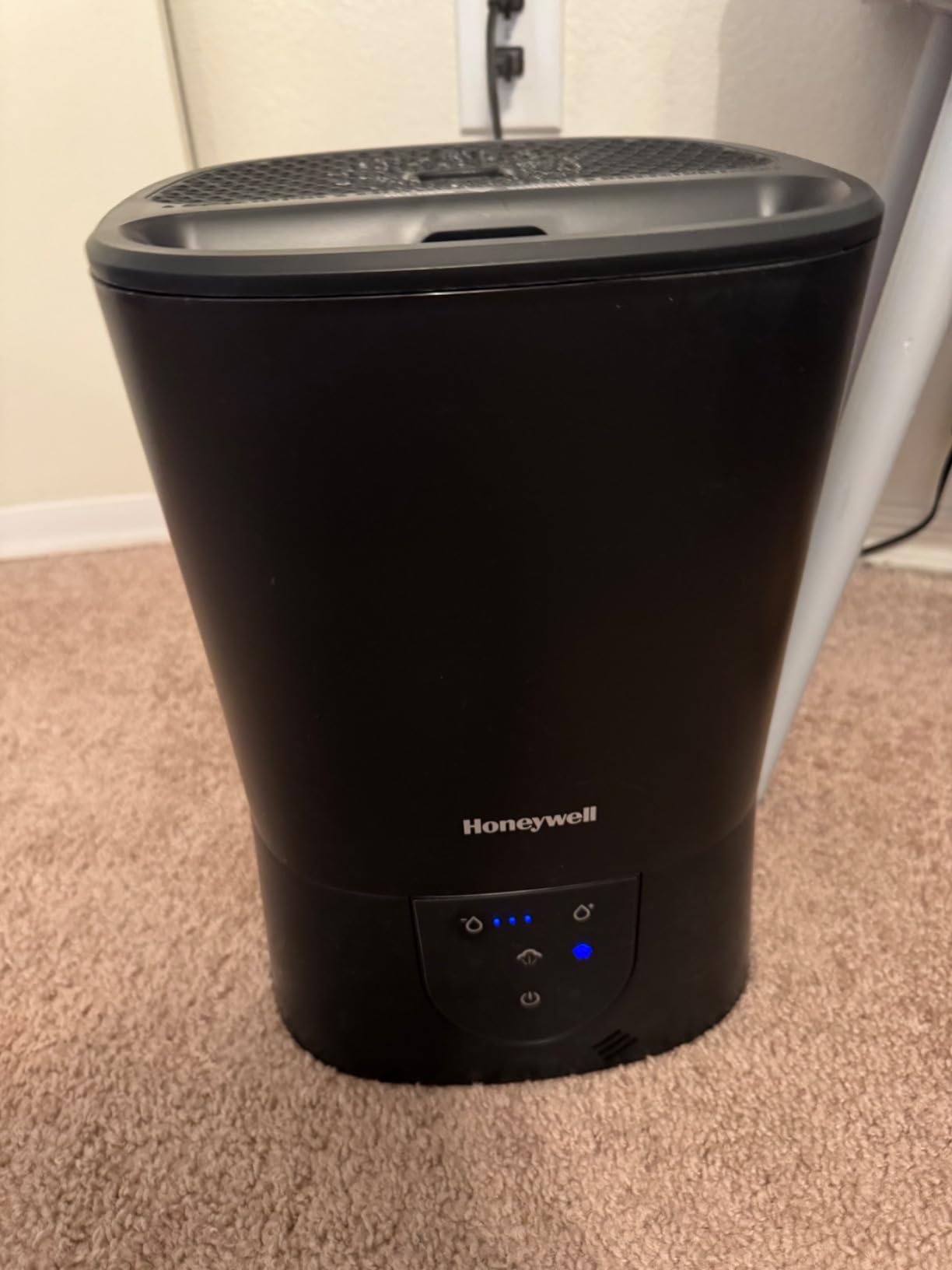 Honeywell Easy-to-Care Filter Free Warm Mist Humidifier, Medium Rooms, 1.5 Gallon Tank – Humidistat for Bedroom, Home or Office Black Customer Review Honeywell Easy-to-Care Filter Free Warm Mist Humidifier, Medium Rooms, 1.5 Gallon Tank – Humidistat for Bedroom, Home or Office Black - Customer Photo 2