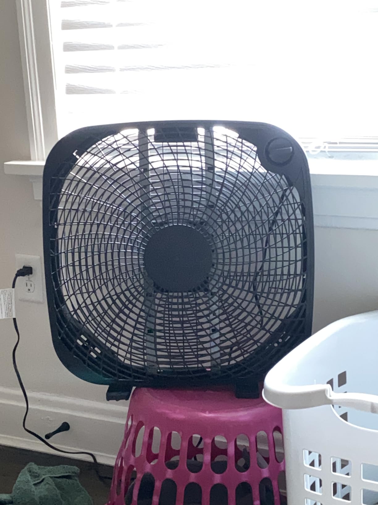 Amazon Basics 3 Speed Box Fan, Indoor Electric Fan for Home Cooling, 5 Blades, Lightweight Design, 67 Watts, 20-Inch, Black Customer Review Amazon Basics 3 Speed Box Fan, Indoor Electric Fan for Home Cooling, 5 Blades, Lightweight Design, 67 Watts, 20-Inch, Black - Customer Photo 2