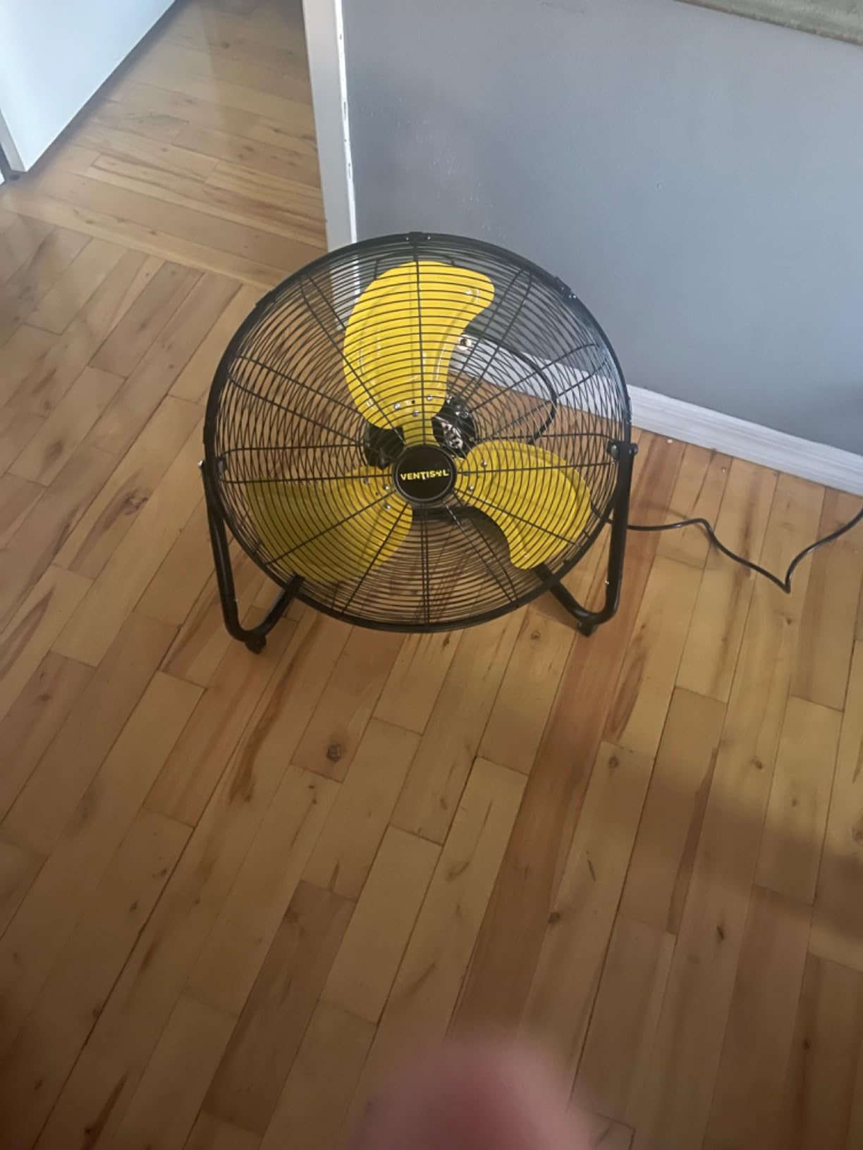 VENTISOL 24 Inch Industrial Floor Fan, 3-Speed High Velocity Shop Fan with 8 Blades, Heavy Duty Drum Fan, 9500 CFM Outdoor Metal Fans for Garage, Warehouse, Patios Customer Review VENTISOL 24 Inch Industrial Floor Fan, 3-Speed High Velocity Shop Fan with 8 Blades, Heavy Duty Drum Fan, 9500 CFM Outdoor Metal Fans for Garage, Warehouse, Patios - Customer Photo 2