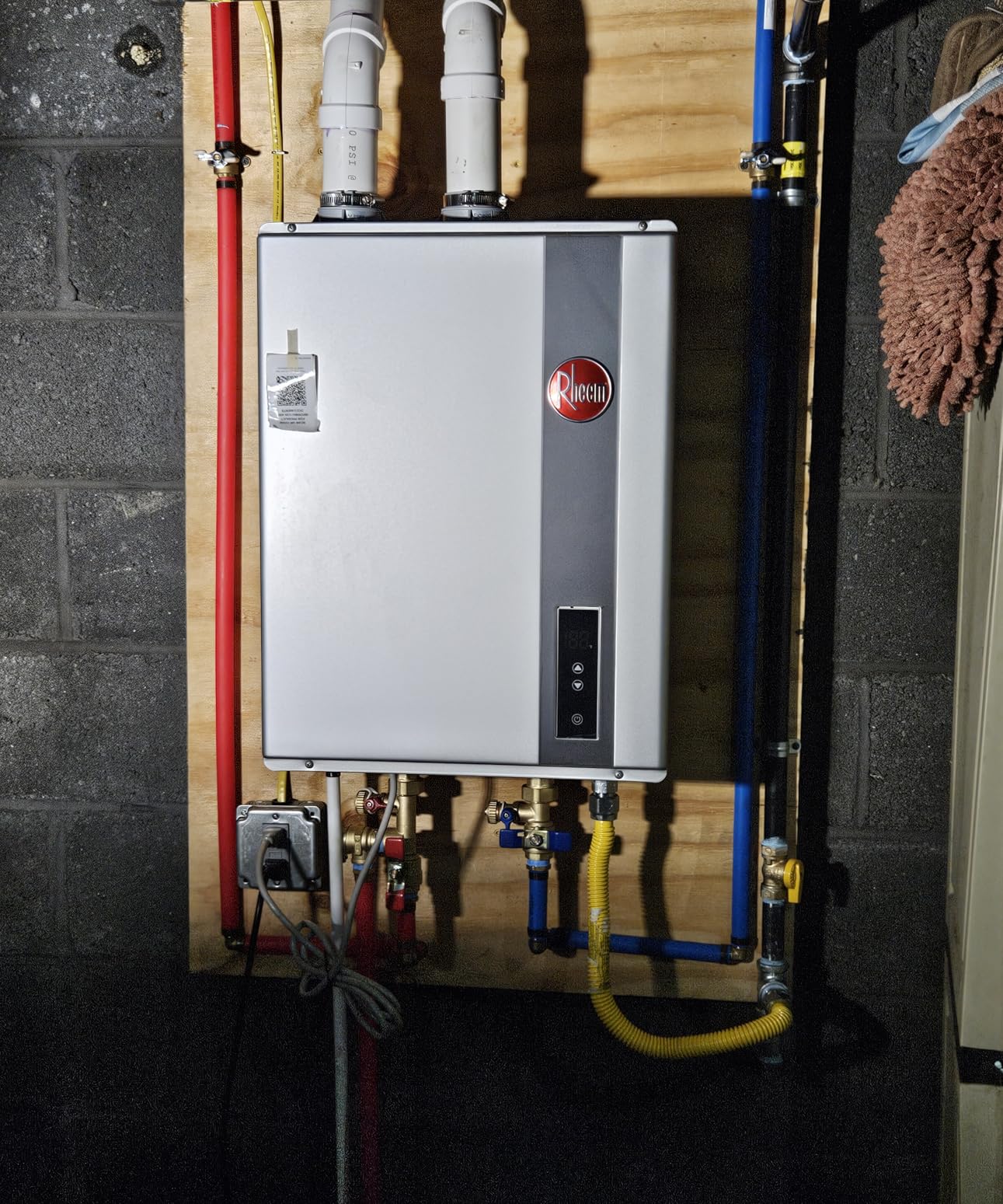 Rheem RTGH-95DVLN-3 RTGH Series 9.5 GPM 199,900 BTU 120 Volt Residential Indoor Natural Gas Tankless Water Heater Stainless Steel Customer Review Rheem RTGH-95DVLN-3 RTGH Series 9.5 GPM 199,900 BTU 120 Volt Residential Indoor Natural Gas Tankless Water Heater Stainless Steel - Customer Photo 1