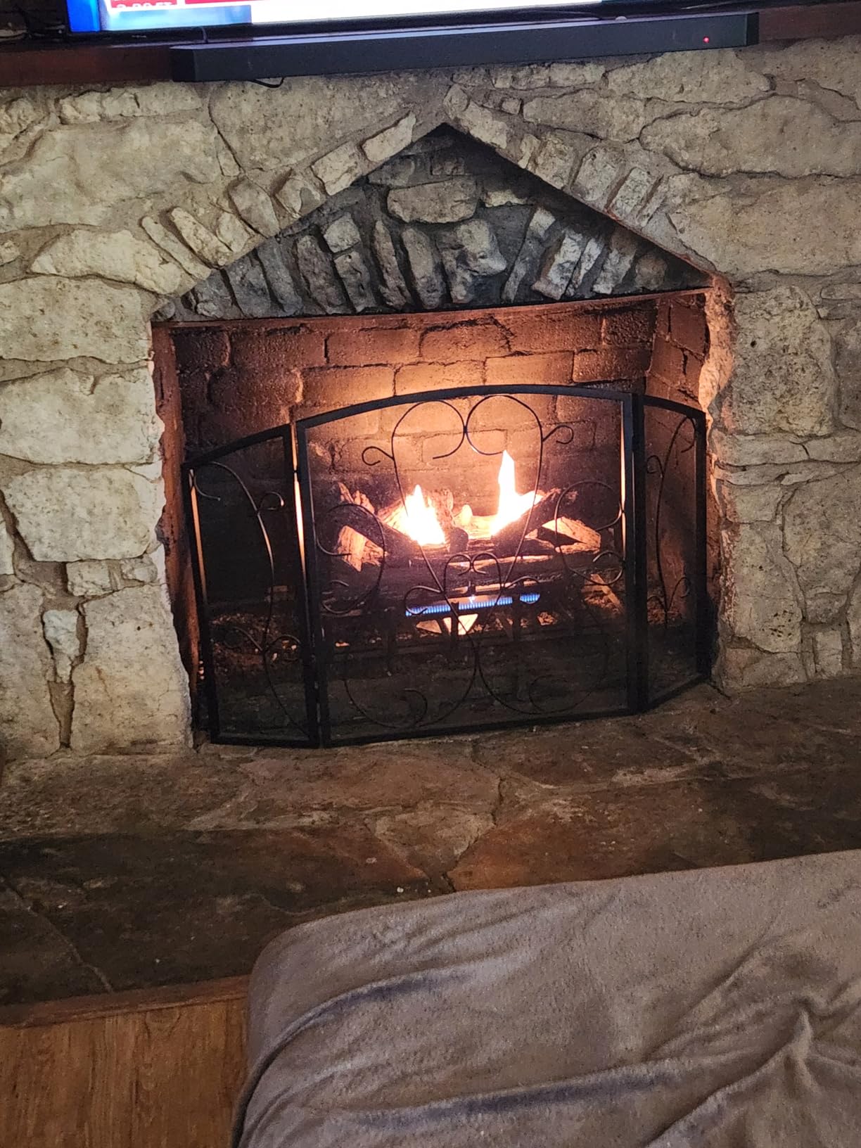 Duluth Forge DLS-30R-1 Dual Fuel Ventless Fireplace Logs Set with Remote Control, Use with Natural Gas or Liquid Propane, 33000 BTU, Split Red Oak, 30 Inches Customer Review Duluth Forge DLS-30R-1 Dual Fuel Ventless Fireplace Logs Set with Remote Control, Use with Natural Gas or Liquid Propane, 33000 BTU, Split Red Oak, 30 Inches - Customer Photo 1