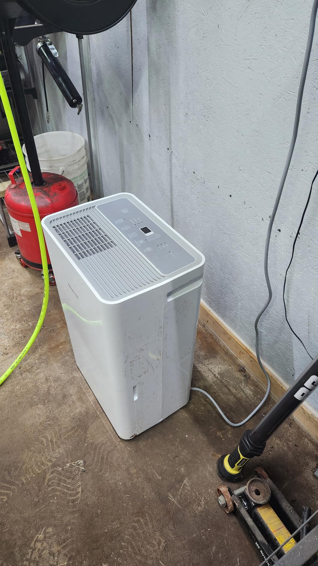 Hisense Energy Star 25-Pint Portable Dehumidifier with Auto-Shutoff, Home Dehumidifier and Moisture Absorber For Basement, Garage, Living Room in White Customer Review Hisense Energy Star 25-Pint Portable Dehumidifier with Auto-Shutoff, Home Dehumidifier and Moisture Absorber For Basement, Garage, Living Room in White - Customer Photo 1