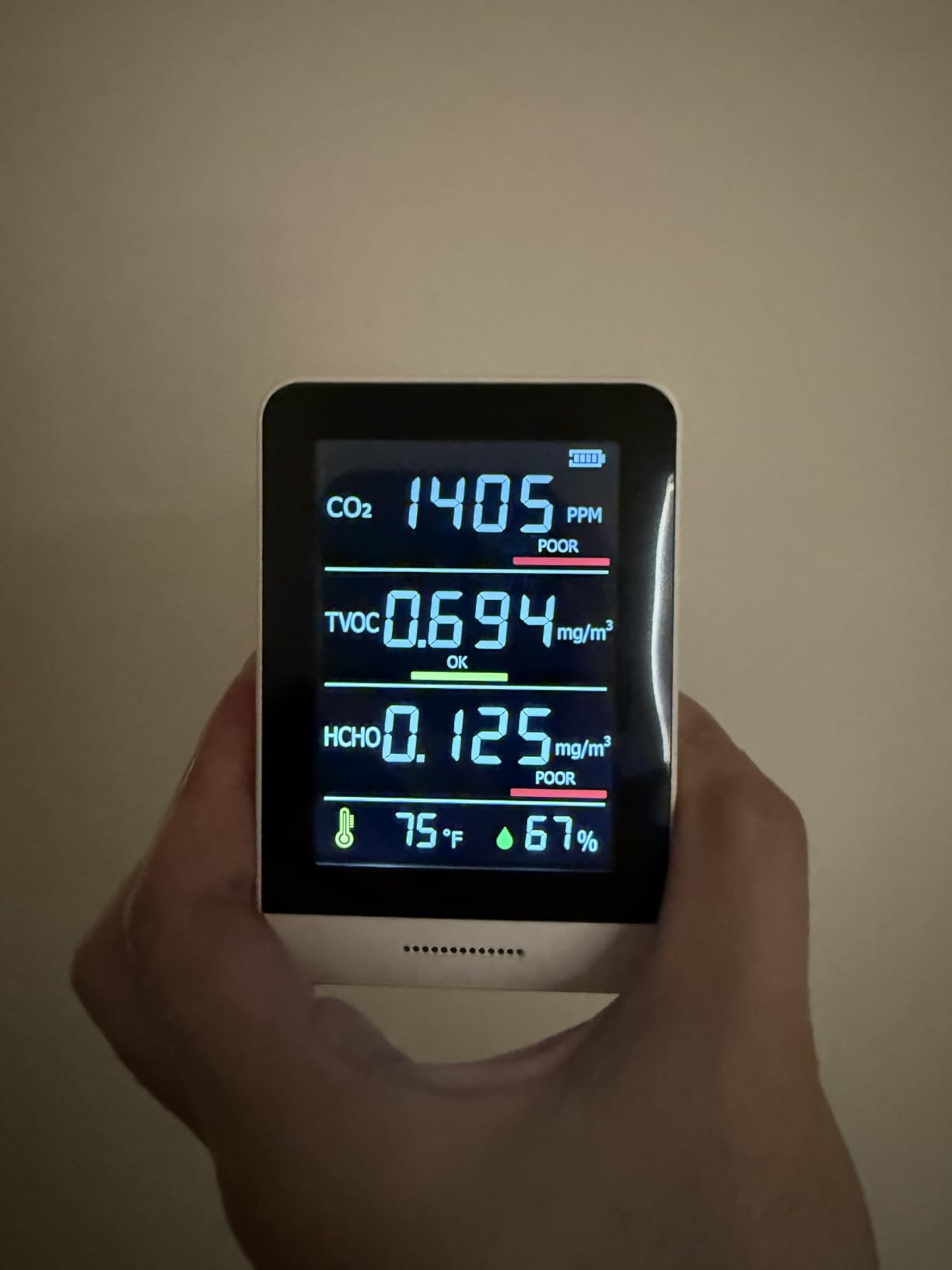 Air Quality Monitor Indoor,8-in-1 Smart Air Quality Tester with CO2, TVOC, HCHO, AQI, Temperature & Humidity, Real Time Display, Battery Powered, for Home & Office (White) - Customer Photo 1
