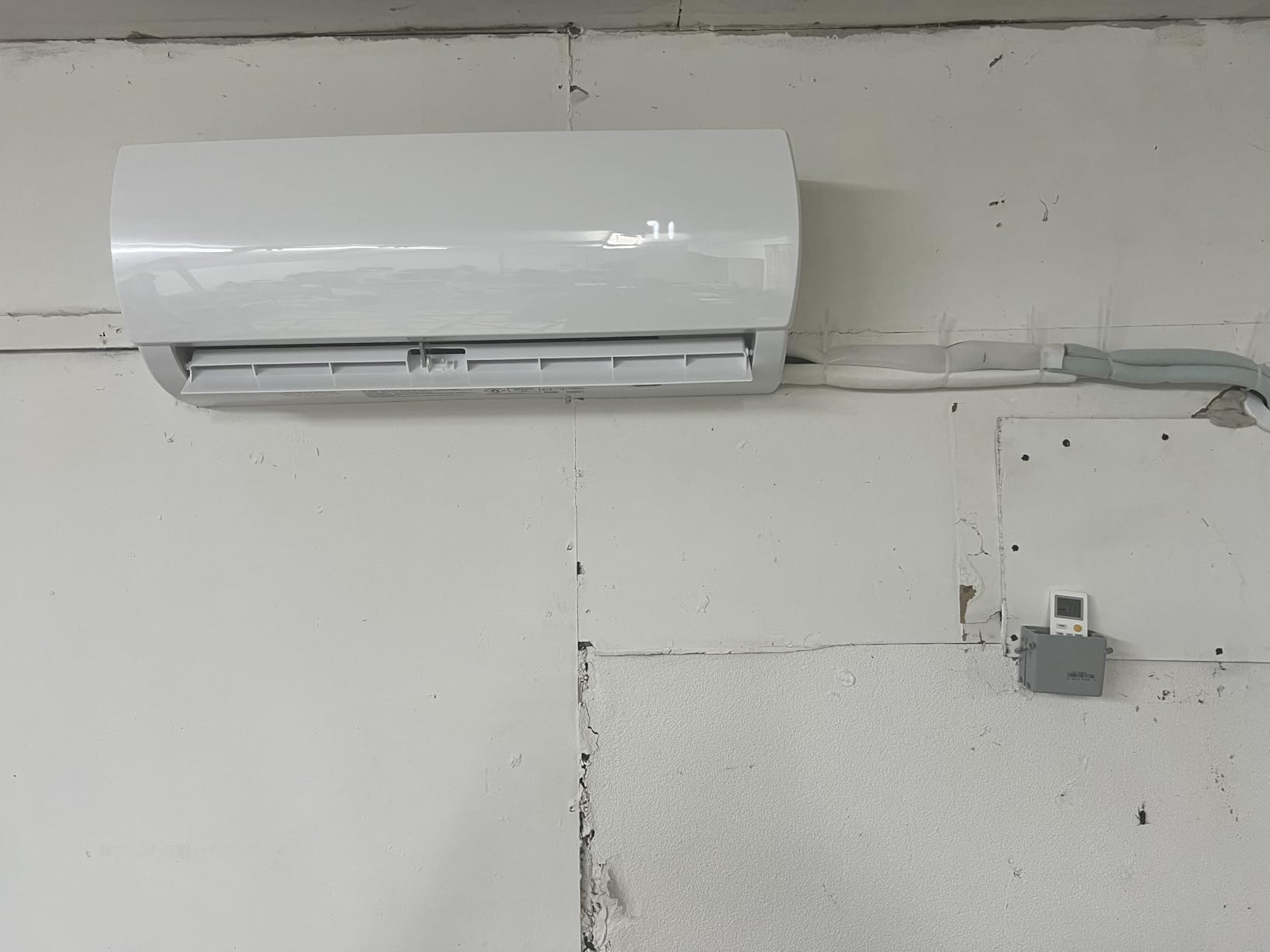 12000 BTU Mini Split AC/Heating System,19 SEER2 110/120V Energy Efficient Ductless Inverter System,Cools Up to 750 Sq.Ft with Pre-Charged Condenser,Heat Pump & Installation Kits - Customer Photo 3