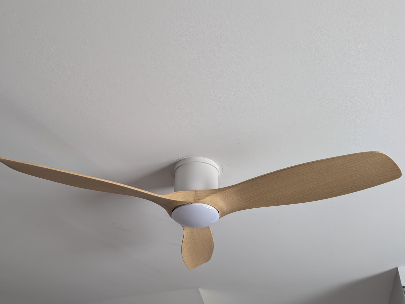 Sofucor 52 Inch Smart Ceiling Fan with Lights, Modern Low Profile Flush Mount Ceiling Fan with 6500CFM, Compatible with Alexa/Google/App, 3 ABS Blade, Dimmable Timer Reversible DC Motor, ETL, ABS - Customer Photo 1