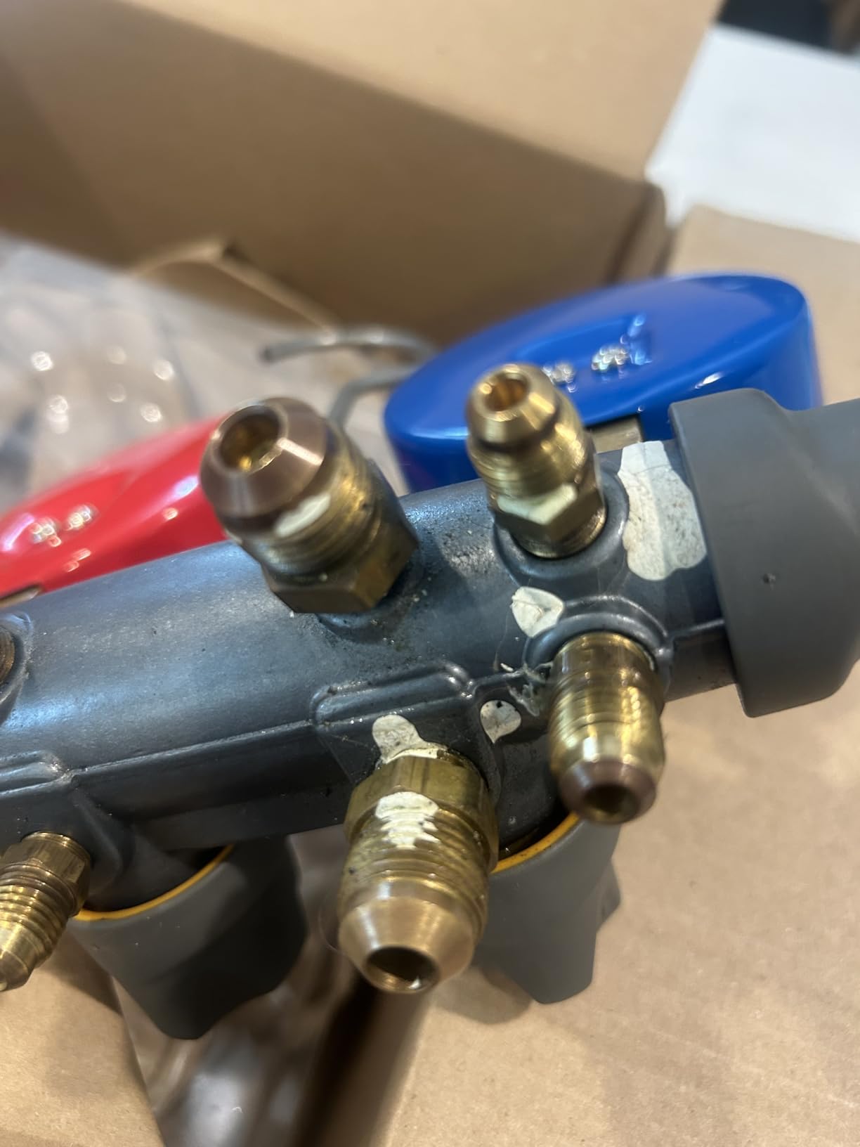 Yellow Jacket 49963 Manifold Only Degrees F, psi Scale, R-22/404A/410A Refrigerant, Red/Blue Gauges - Customer Photo 2