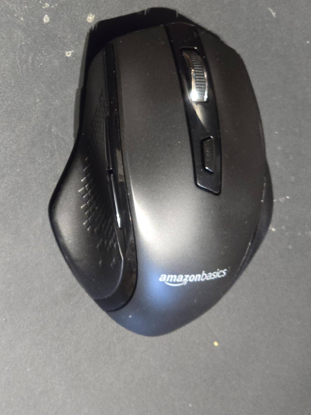 Amazon Basics Computer Mouse Wireless, Ergonomic, 2.4 GHz Optical, DPI Adjustable, Compatible With PC, Mac, Laptop, Black Customer Review Amazon Basics Computer Mouse Wireless, Ergonomic, 2.4 GHz Optical, DPI Adjustable, Compatible With PC, Mac, Laptop, Black - Customer Photo 2