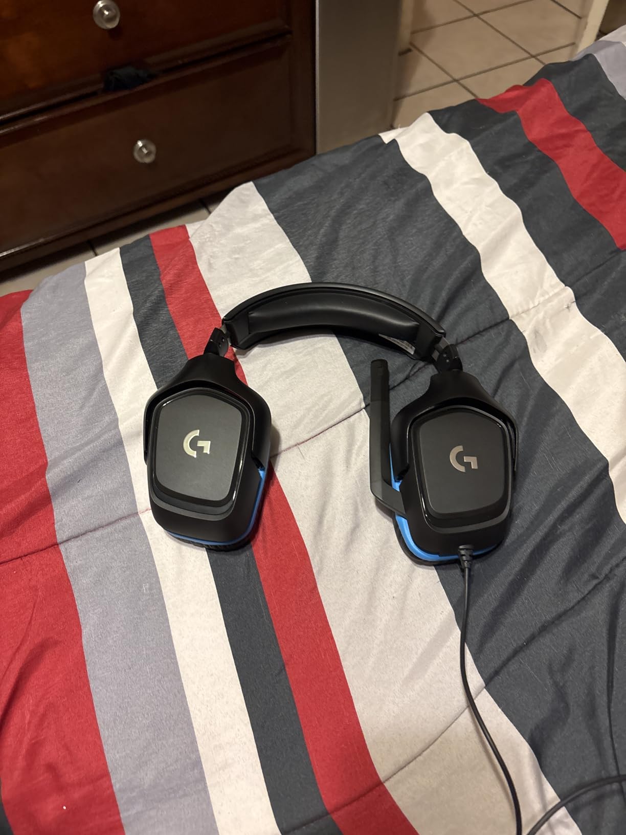 Logitech G432 Wired Gaming Headset, 7.1 Surround Sound, DTS Headphone:X 2.0, Flip-to-Mute Mic, PC (Leatherette) Black/Blue - Customer Photo 2