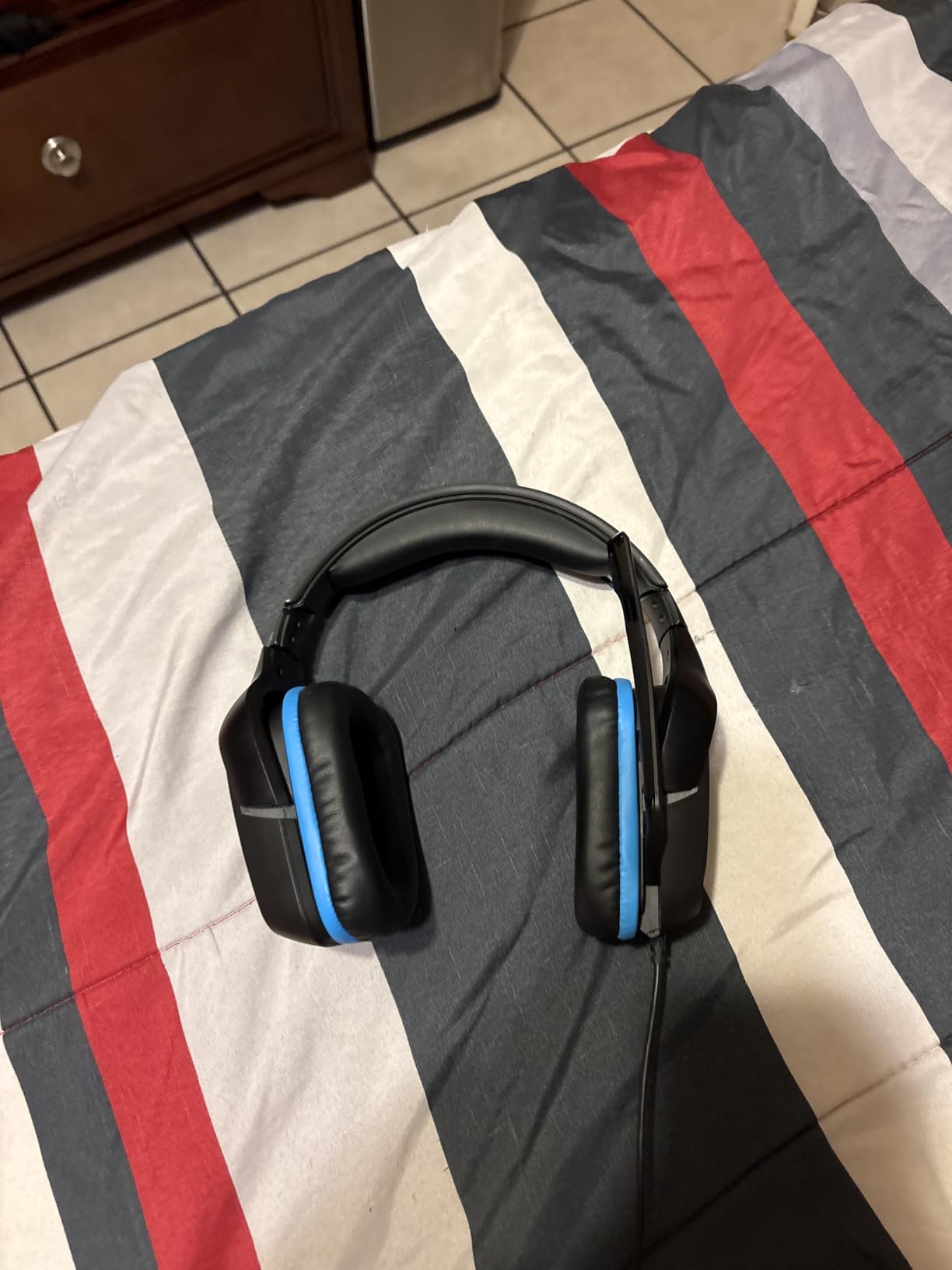 Logitech G432 Wired Gaming Headset, 7.1 Surround Sound, DTS Headphone:X 2.0, Flip-to-Mute Mic, PC (Leatherette) Black/Blue - Customer Photo 4