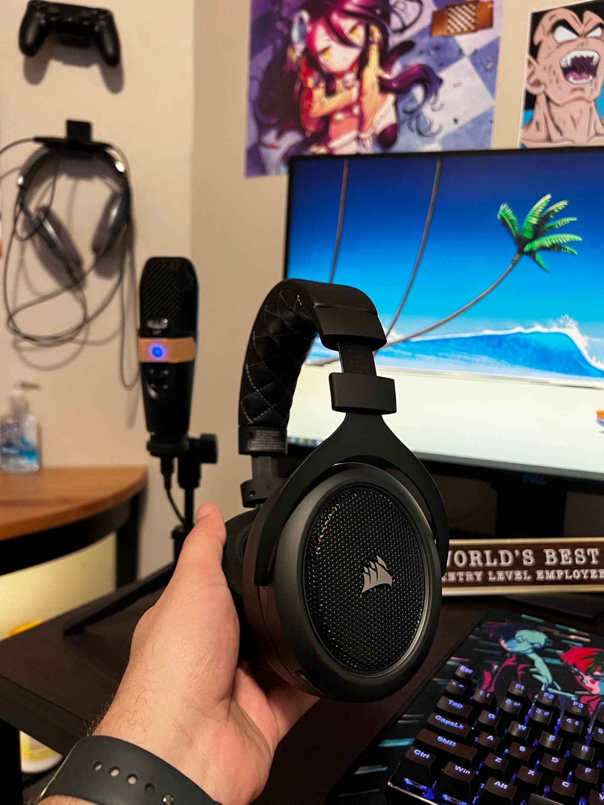 HS70 PRO Wireless Gaming Headset – 7.1 Surround Sound – Detachable Uni-Directional Microphone – Up to 40ft Range – iCUE Compatible – PC, Mac, PS5, PS4 – Carbon - Customer Photo 1