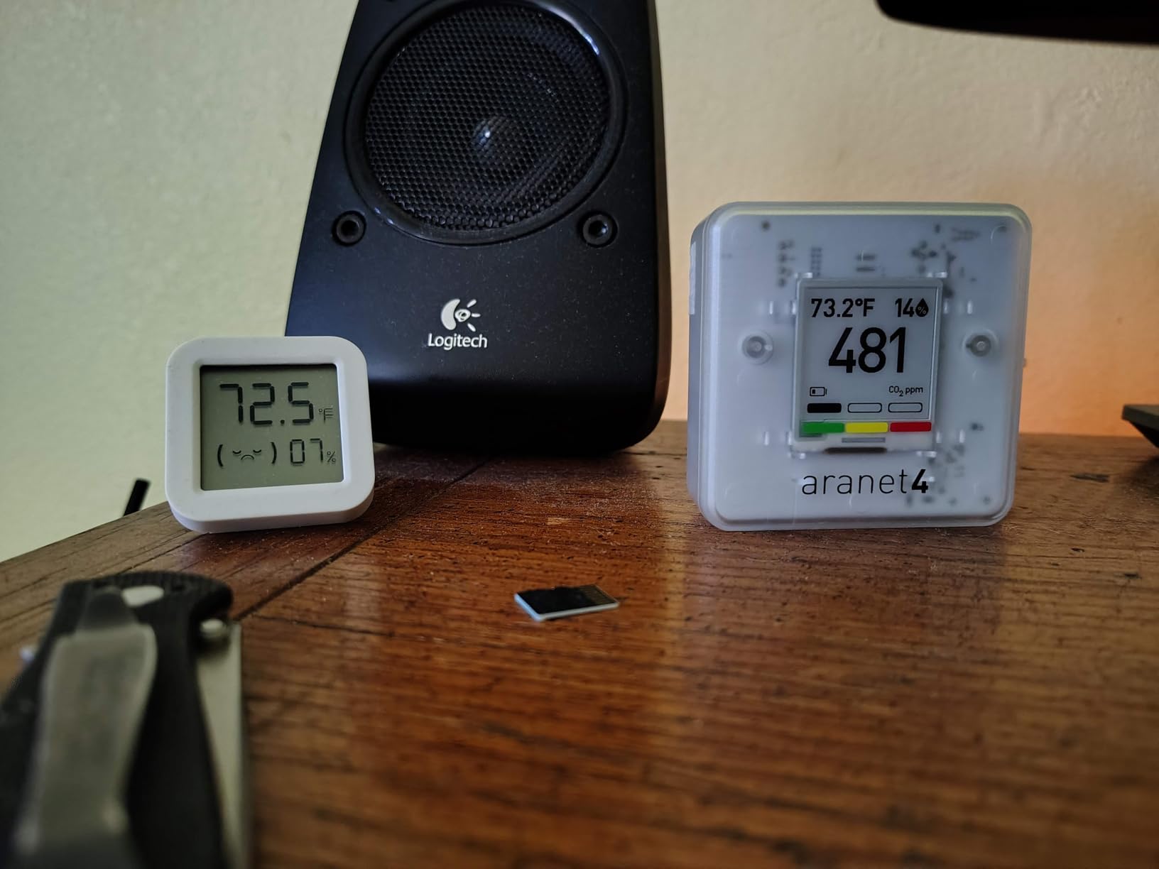 SAF Aranet4 Home: Wireless Indoor Air Quality Monitor for Office or School (CO2, Temperature, Humidity and More) Portable, Battery Powered, E-Ink Screen, App for Configuration & Data History - Customer Photo 3