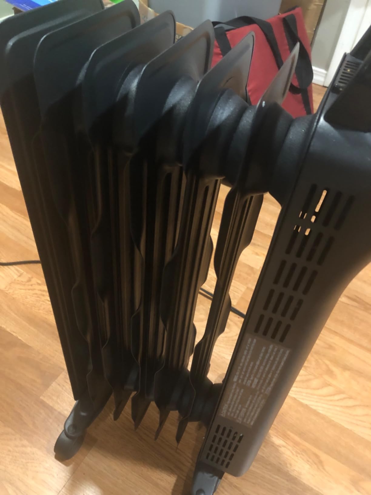 Amazon Basics Oil Space Heater, Portable Radiator Heater with 7 Oil-Filled Fins for Indoor Use, 3 Heat Settings, Thermostat, Tip-Over Protection, ETL Safety Certificate, Manual Control, 1500W, Black - Customer Photo 1