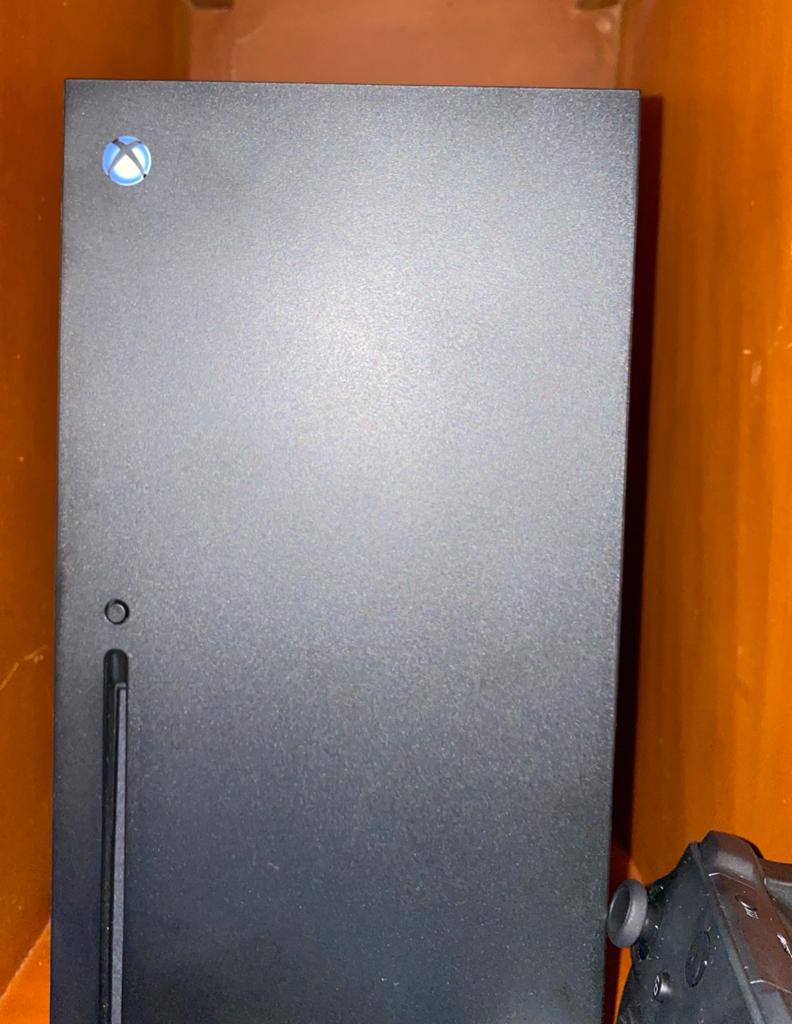 Xbox Series X - Gaming Console - 1TB SSD - Includes Wireless Controller - 4K Gaming - 120FPS - Carbon Black - Customer Photo 2