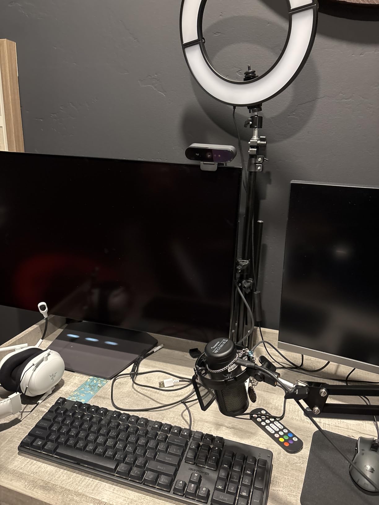 Logitech Brio 4K Webcam, Video Calling, Noise-Cancelling mic, HD Auto Light Correction, Wide Field of View, Works with Microsoft Teams, Zoom, Google Voice, Google Meet, PC/Mac/Laptop/MacBook/Tablet Customer Review Logitech Brio 4K Webcam, Video Calling, Noise-Cancelling mic, HD Auto Light Correction, Wide Field of View, Works with Microsoft Teams, Zoom, Google Voice, Google Meet, PC/Mac/Laptop/MacBook/Tablet - Customer Photo 2