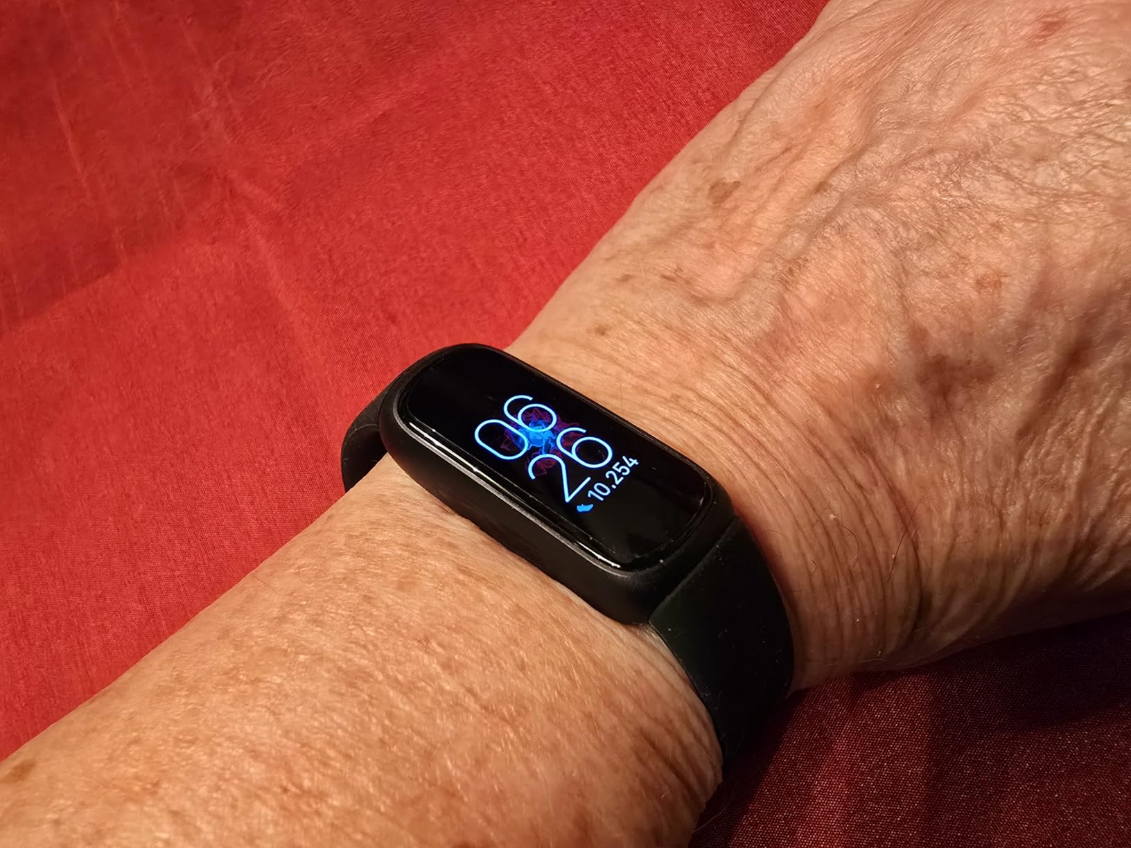 Inspire 3 Health & Fitness Activity Tracker (Black) with Workout Intensity, Sleep Tracking, Heart Rate, S & L Bands, 3.3foot Charging Cable, Wall Adapter, Screen Protectors & PremGear Cloth Customer Review Inspire 3 Health & Fitness Activity Tracker (Black) with Workout Intensity, Sleep Tracking, Heart Rate, S & L Bands, 3.3foot Charging Cable, Wall Adapter, Screen Protectors & PremGear Cloth - Customer Photo 1