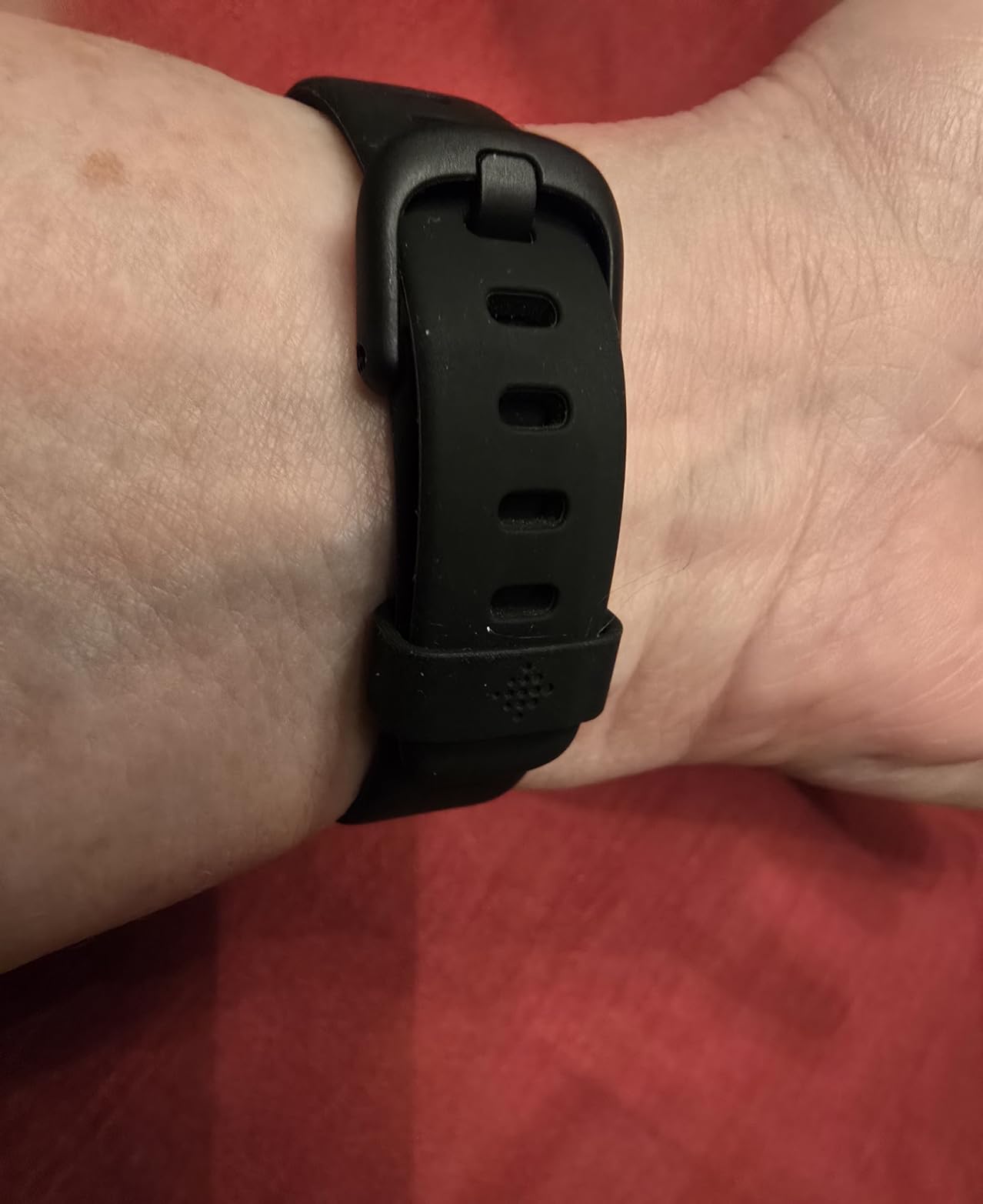 Inspire 3 Health & Fitness Activity Tracker (Black) with Workout Intensity, Sleep Tracking, Heart Rate, S & L Bands, 3.3foot Charging Cable, Wall Adapter, Screen Protectors & PremGear Cloth Customer Review Inspire 3 Health & Fitness Activity Tracker (Black) with Workout Intensity, Sleep Tracking, Heart Rate, S & L Bands, 3.3foot Charging Cable, Wall Adapter, Screen Protectors & PremGear Cloth - Customer Photo 3