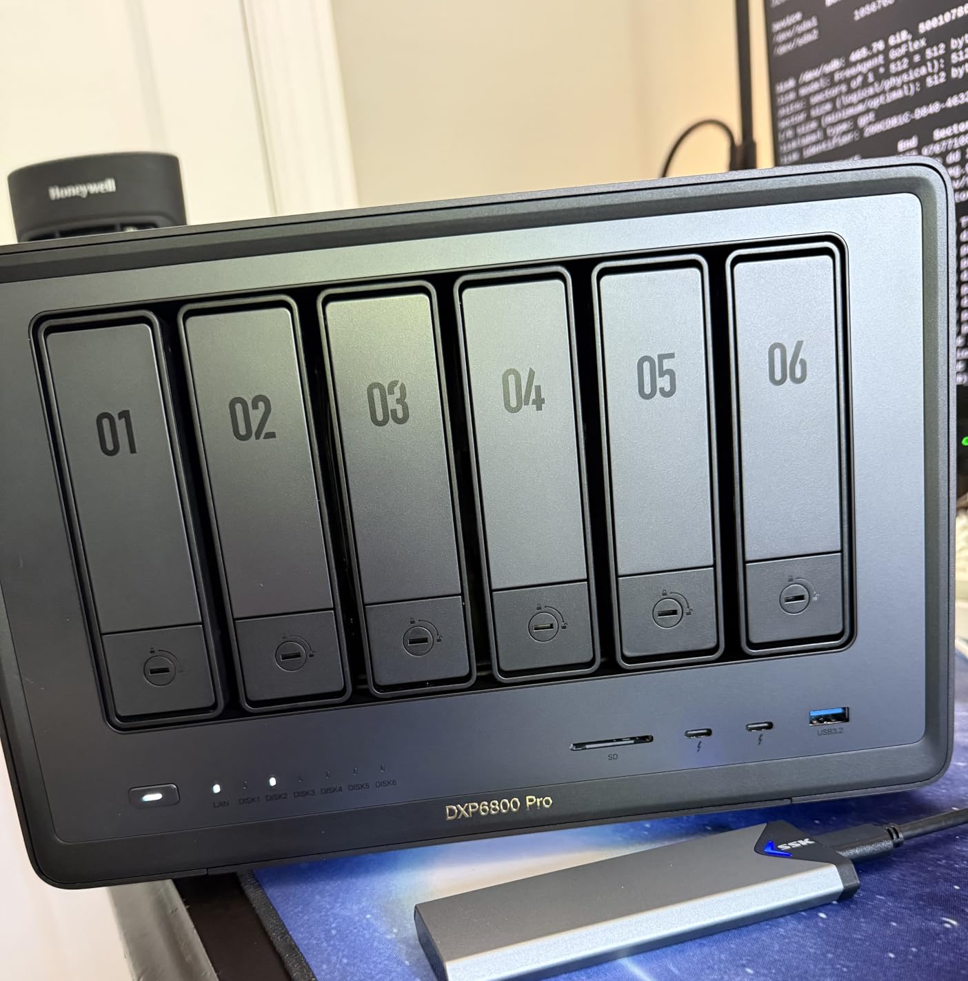 UGREEN NASync DXP6800 Pro 6-Bay Desktop NAS, Intel i5 1235u 10-Core CPU, 8GB DDR5 RAM, 128G SSD, 2X 10GbE, 2XM.2 NVMe Slots, 8K HDMI, 2XTBT4, Network Attached Storage (Diskless) Customer Review UGREEN NASync DXP6800 Pro 6-Bay Desktop NAS, Intel i5 1235u 10-Core CPU, 8GB DDR5 RAM, 128G SSD, 2X 10GbE, 2XM.2 NVMe Slots, 8K HDMI, 2XTBT4, Network Attached Storage (Diskless) - Customer Photo 2