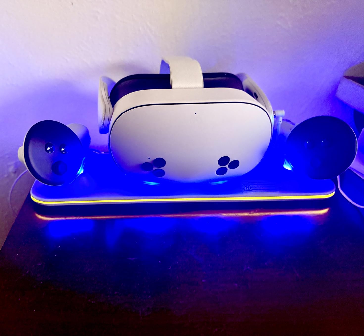 Charging Dock for Meta Quest 3S/3, Kinwin Magnetic Charging Station for Oculus Quest 3S/3 Accessories with RGB Light, Charging Stand for VR Headset and Controller with 2 Rechargeable Batteries (White) Customer Review Charging Dock for Meta Quest 3S/3, Kinwin Magnetic Charging Station for Oculus Quest 3S/3 Accessories with RGB Light, Charging Stand for VR Headset and Controller with 2 Rechargeable Batteries (White) - Customer Photo 1