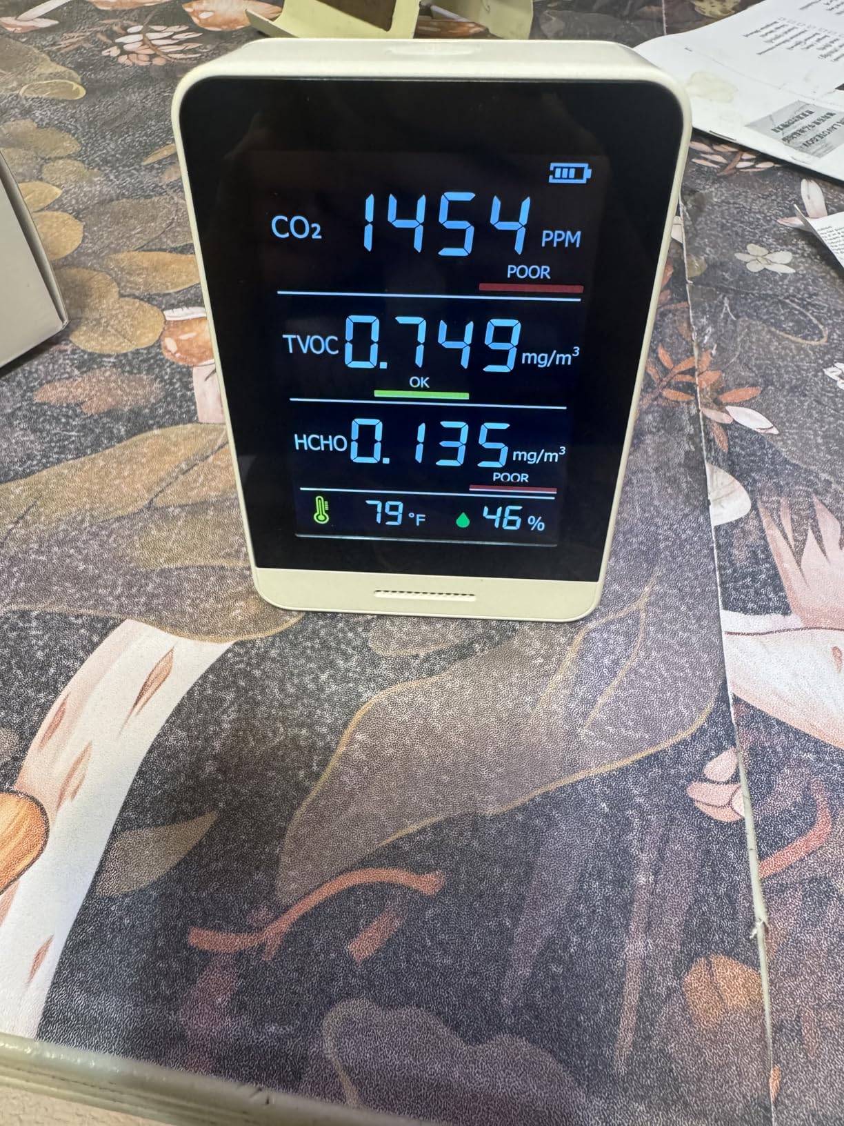 Air Quality Monitor Indoor,8-in-1 Smart Air Quality Tester with CO2, TVOC, HCHO, AQI, Temperature & Humidity, Real Time Display, Battery Powered, for Home & Office (White) - Customer Photo 2