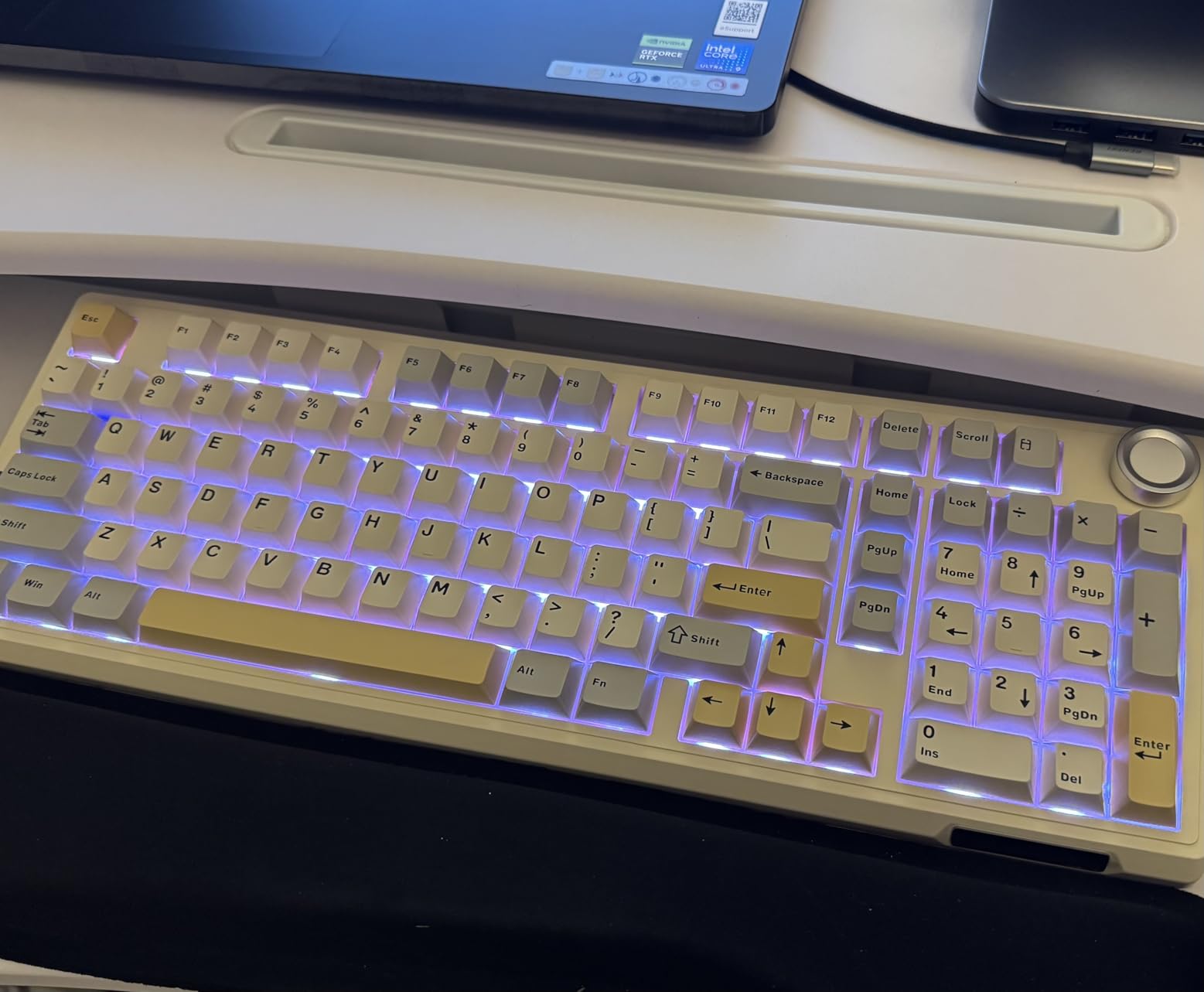 SOLAKAKA KI99 Pro 96% Wireless Mechanical Keyboard, RGB Gaming Keyboard, Hot-Swappable Pre-Lubed Switches, Gasket Structure Creamy Keyboards (Gradient-Black, Non-Silent Version) Customer Review SOLAKAKA KI99 Pro 96% Wireless Mechanical Keyboard, RGB Gaming Keyboard, Hot-Swappable Pre-Lubed Switches, Gasket Structure Creamy Keyboards (Gradient-Black, Non-Silent Version) - Customer Photo 4