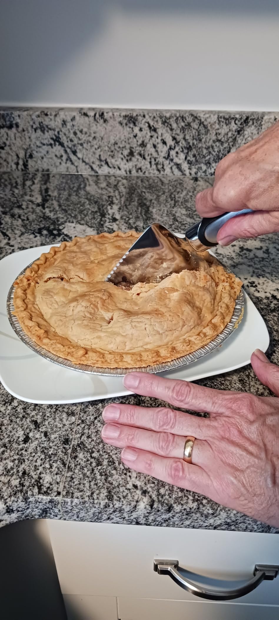 Orblue Pie Server, Essential Kitchen Tool, Serrated on Both Sides, Great for Right or Left Handed Chef, Stainless Steel Flatware, Cake Cutter, Black Customer Review Orblue Pie Server, Essential Kitchen Tool, Serrated on Both Sides, Great for Right or Left Handed Chef, Stainless Steel Flatware, Cake Cutter, Black - Customer Photo 1