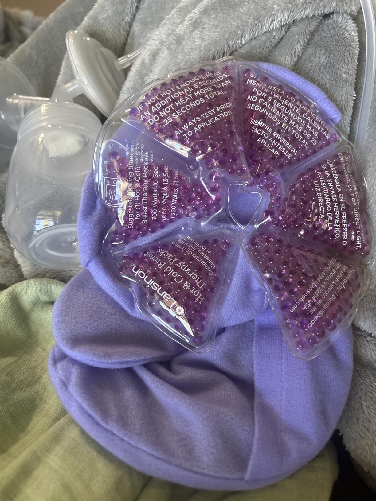 Lansinoh Breast Therapy Packs, Hot and Cold Breast-Pads with 2 Soft Covers, Postpartum Essentials for Nipple Pain Relief, Mastitis, Engorgement, Support for Breastfeeding and Pump Aid, 2 Pack - Customer Photo 1
