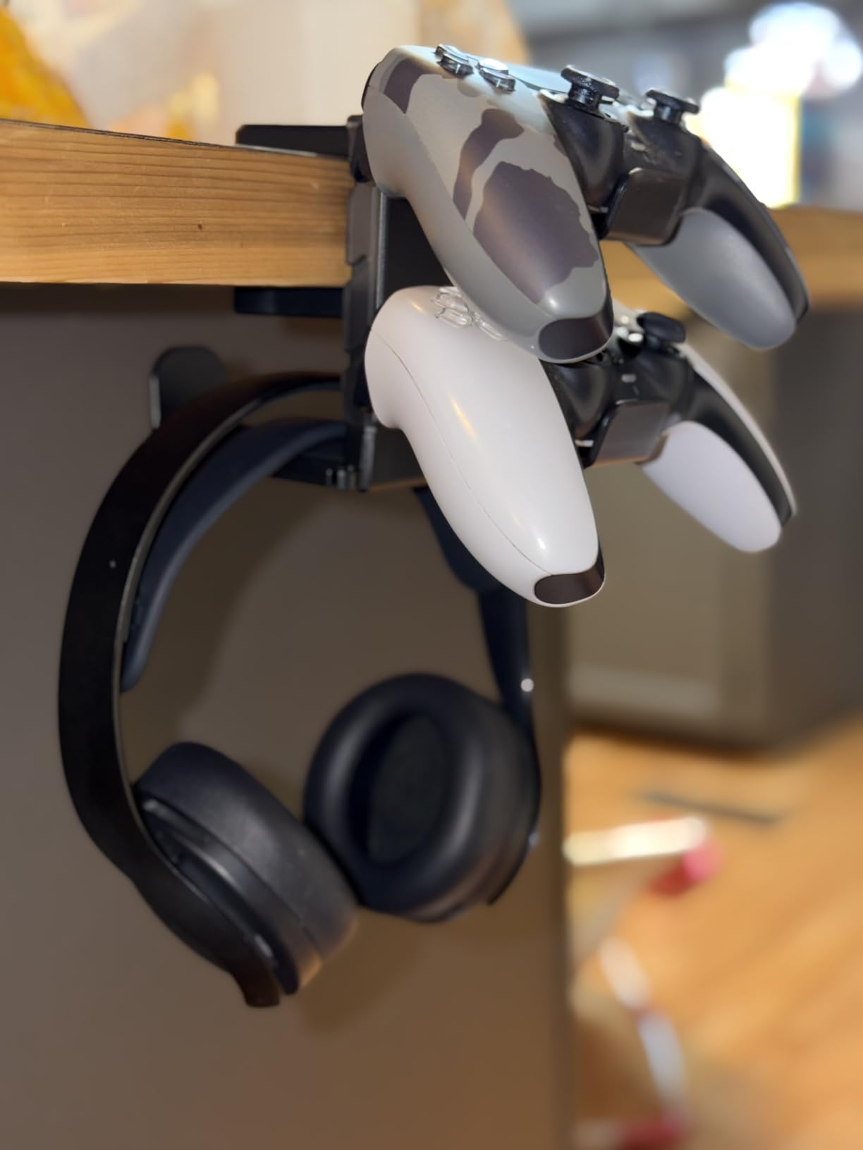 EURPMASK Rotating Headphone Stand - PC Gaming Headset Holder, Adjustable Clamp-on Under Desk Hanger With 360 Degree Swivel & Cable Clip Organizer - Black Customer Review EURPMASK Rotating Headphone Stand - PC Gaming Headset Holder, Adjustable Clamp-on Under Desk Hanger With 360 Degree Swivel & Cable Clip Organizer - Black - Customer Photo 2