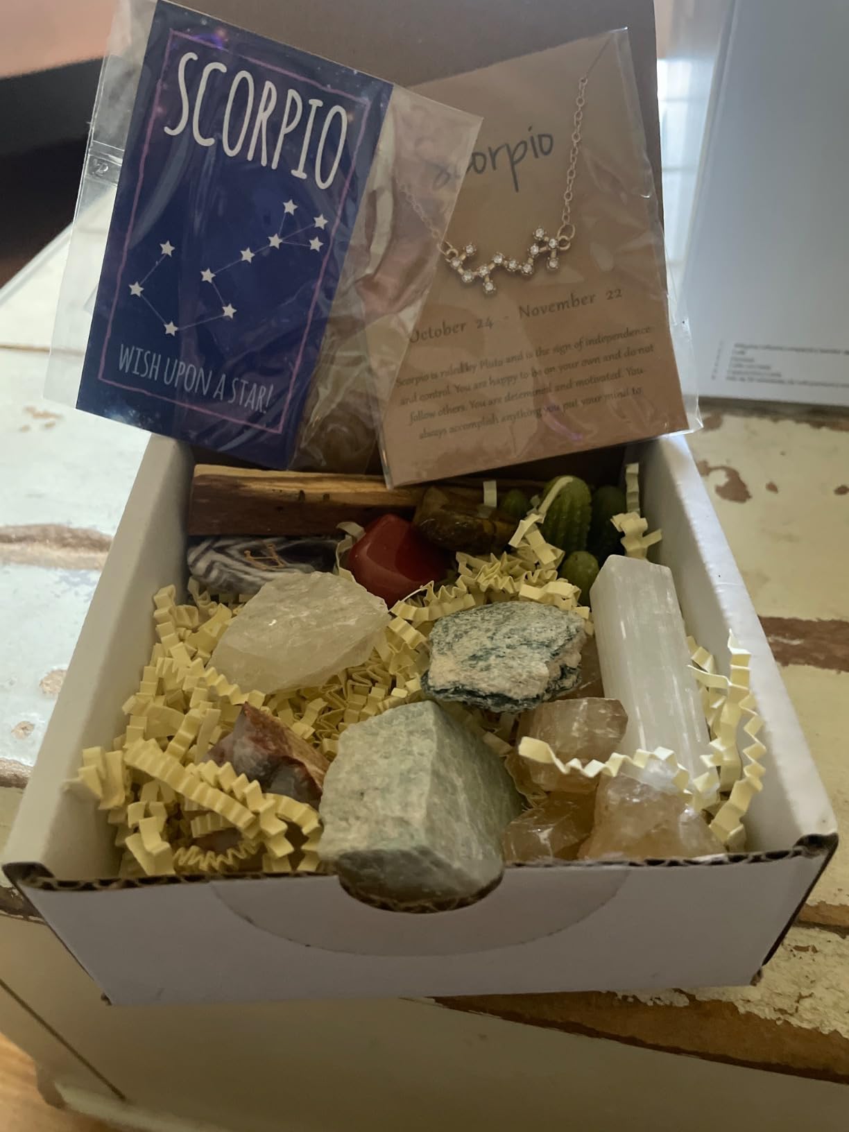 DANCING BEAR Pisces Zodiac Candle Gift Box Set with 3 Healing Crystals & Stone Holder Necklace, 100% Soy Scented Wax, Crackling Wood Wick, 45 Hour Burn Time Customer Review DANCING BEAR Pisces Zodiac Candle Gift Box Set with 3 Healing Crystals & Stone Holder Necklace, 100% Soy Scented Wax, Crackling Wood Wick, 45 Hour Burn Time - Customer Photo 3
