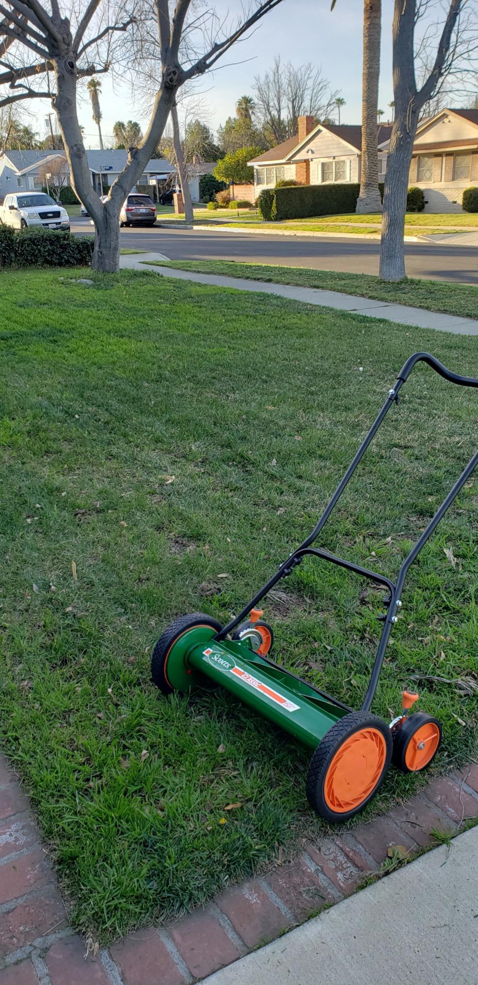 Scotts Outdoor Power Tools 2000-20S 20-Inch 5-Blade Classic Push Reel Lawn Mower, Green Customer Review Scotts Outdoor Power Tools 2000-20S 20-Inch 5-Blade Classic Push Reel Lawn Mower, Green - Customer Photo 1