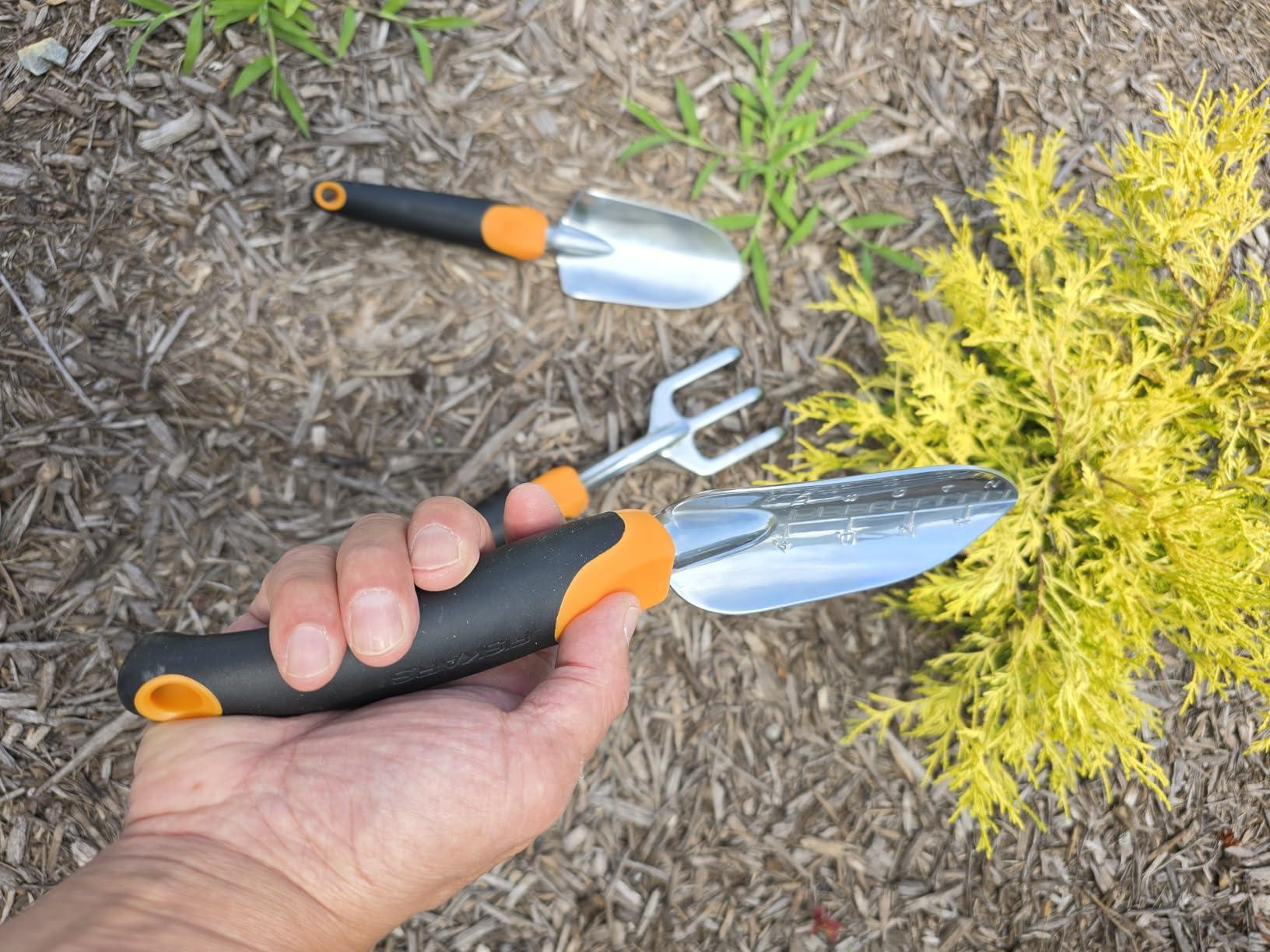 Fiskars Ergo Garden Trowel for Digging and Planting, Heavy Duty Gardening Hand Tool with Hanging Hole Customer Review Fiskars Ergo Garden Trowel for Digging and Planting, Heavy Duty Gardening Hand Tool with Hanging Hole - Customer Photo 1