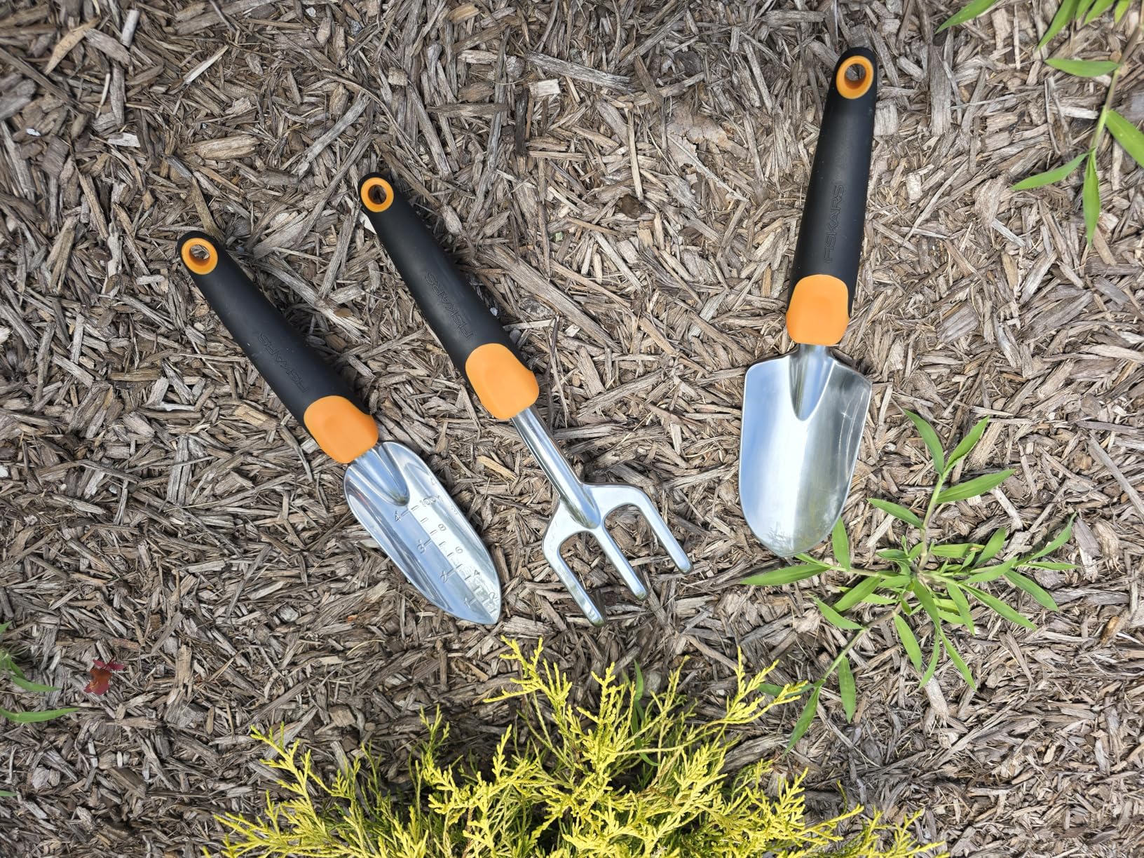 Fiskars Ergo Garden Trowel for Digging and Planting, Heavy Duty Gardening Hand Tool with Hanging Hole Customer Review Fiskars Ergo Garden Trowel for Digging and Planting, Heavy Duty Gardening Hand Tool with Hanging Hole - Customer Photo 1