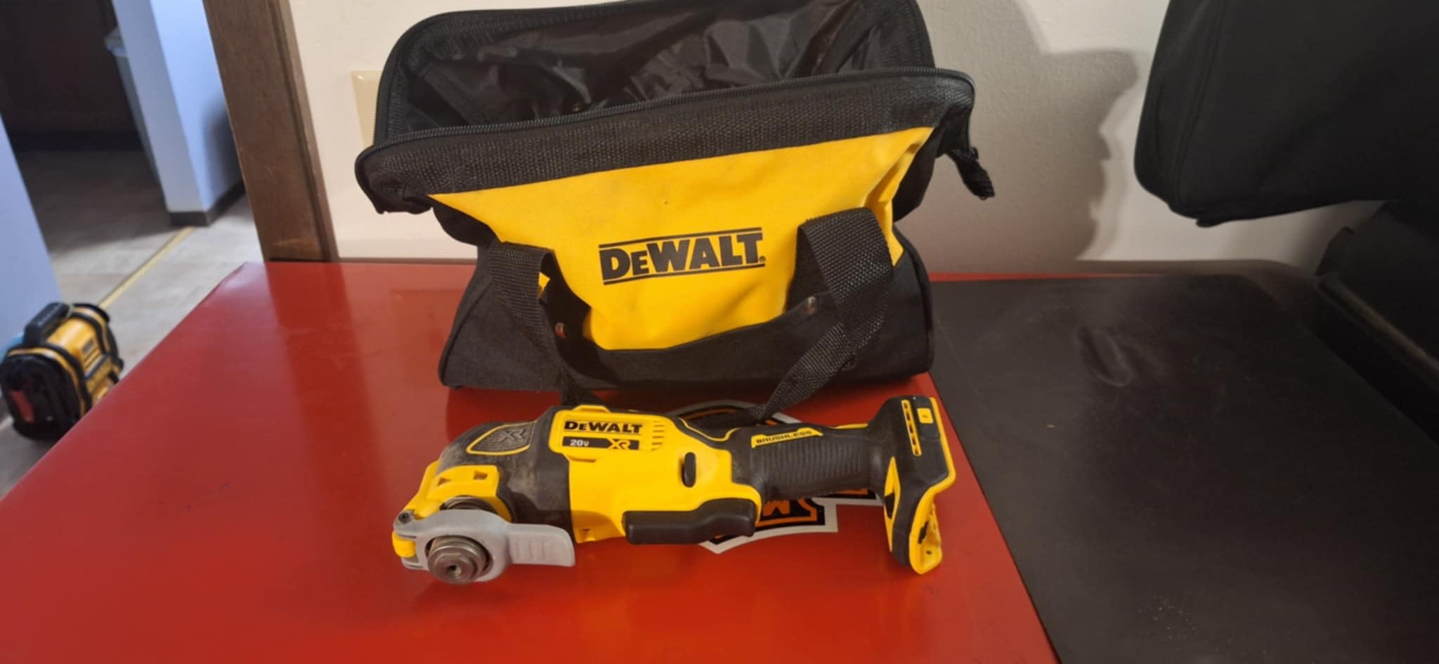 DEWALT 20V MAX XR Oscillating Tool Kit with Blades, 3 Speed Cordless Brushless Multitool, Up to 20,000 OPM, LED Light, Battery and Charger Included (DCS356C1) Customer Review DEWALT 20V MAX XR Oscillating Tool Kit with Blades, 3 Speed Cordless Brushless Multitool, Up to 20,000 OPM, LED Light, Battery and Charger Included (DCS356C1) - Customer Photo 2