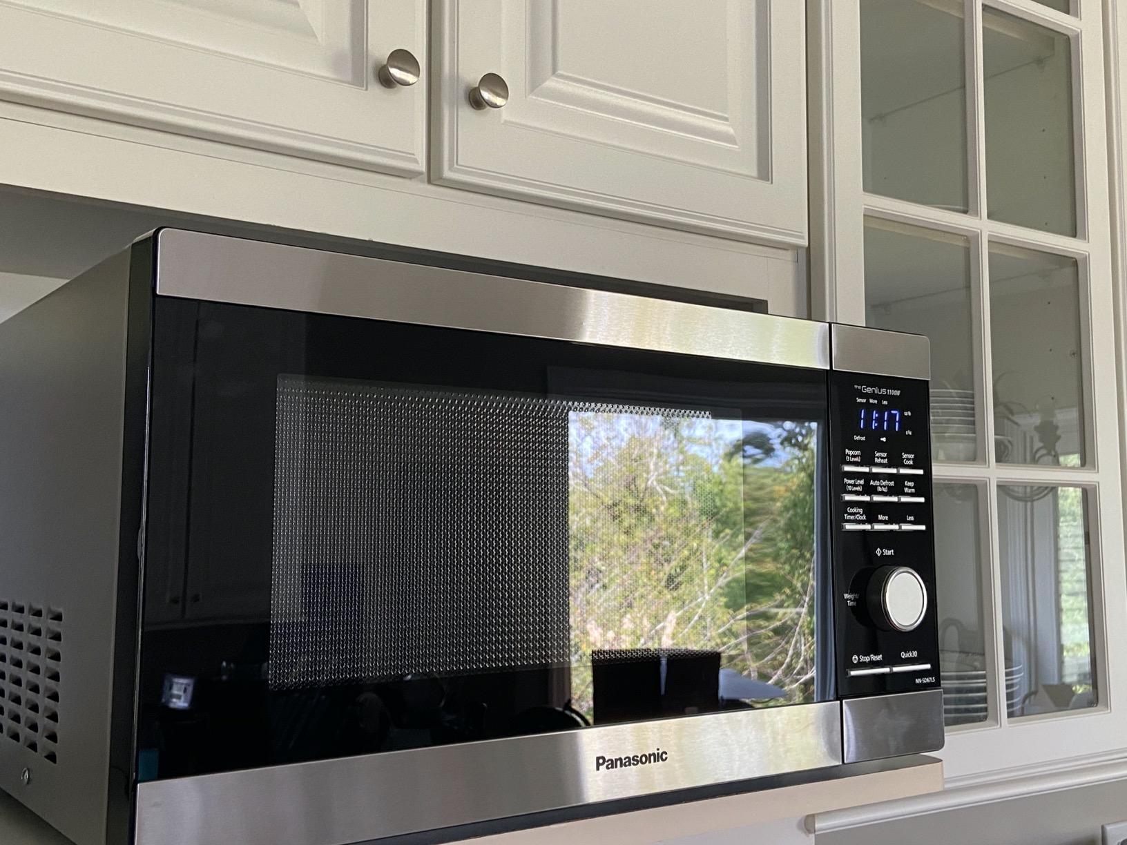Panasonic Microwave Oven, 1.3 cu. ft. 1100W Countertop Microwave with Genius Sensor Cooking and Auto Defrost - NN-SD67LS (Stainless Steel) - Customer Photo 2