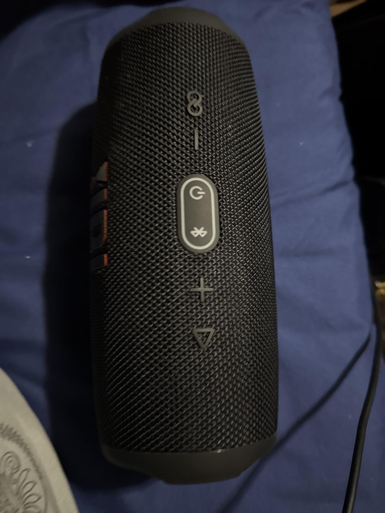 JBL Charge 5 Waterproof Portable Speaker with Built-in Powerbank and gSport Carbon Fiber Case (Black) Customer Review JBL Charge 5 Waterproof Portable Speaker with Built-in Powerbank and gSport Carbon Fiber Case (Black) - Customer Photo 4