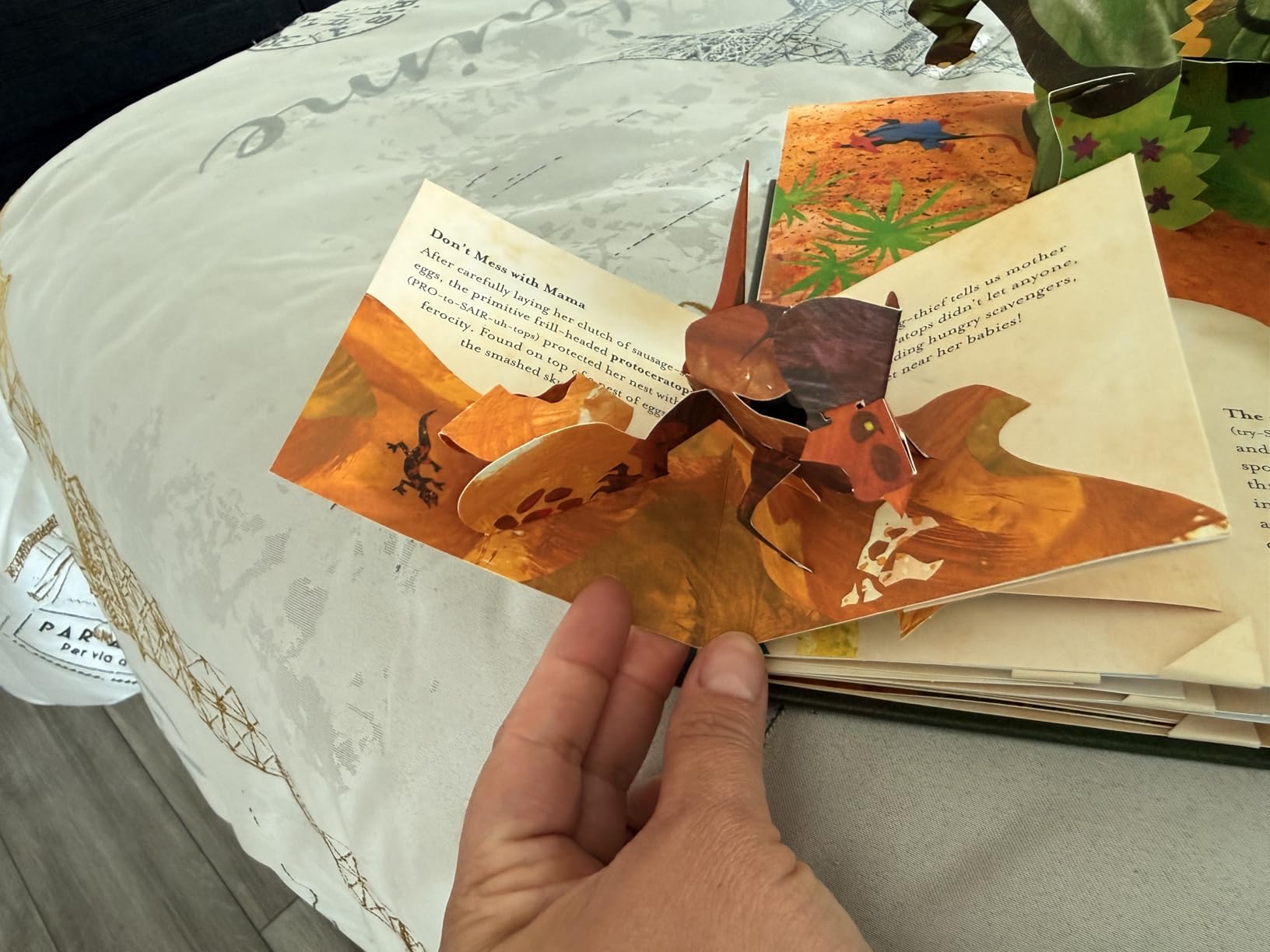 Encyclopedia Prehistorica Dinosaurs: The Definitive Pop-Up customer photo 1