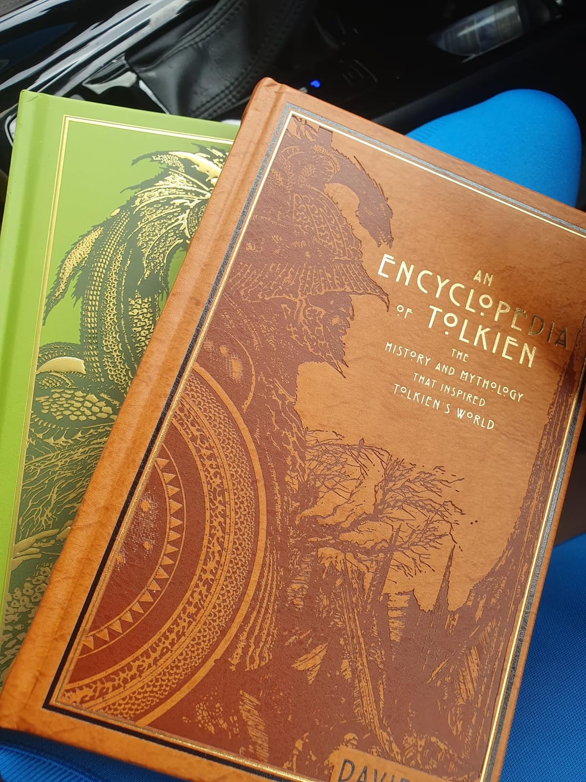 An Encyclopedia of Tolkien (Deluxe Leatherbound Edition): The History and Mythology That Inspired Tolkien's World (Leather-bound Classics) customer photo 2