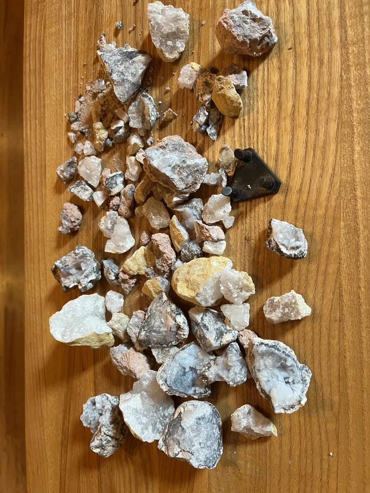 National Geographic Break Open 10 Premium Geodes - Includes Goggles & 2 Display Stands - Great STEM Science Kit, Geology Gift for Kids, Break Your Own Geodes with Crystals customer photo 1