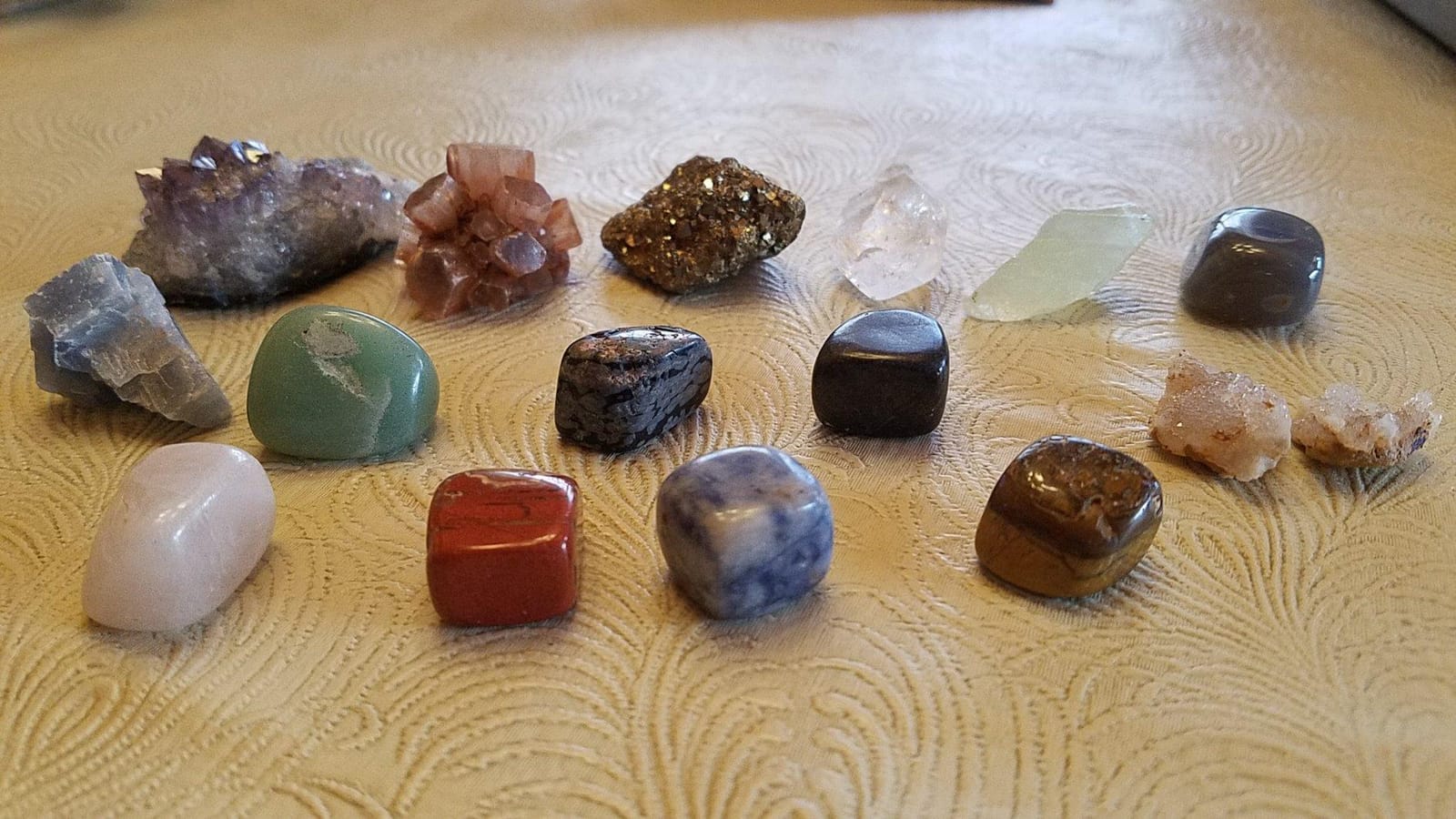 NATIONAL GEOGRAPHIC Mega Gemstone Dig Kit - Dig Up 15 Real Gemstones and Crystals, Science Kit for Kids, Gem Digging Kit, Gift for Girls and Boys, Mining Kit, Rock Collection customer photo 2