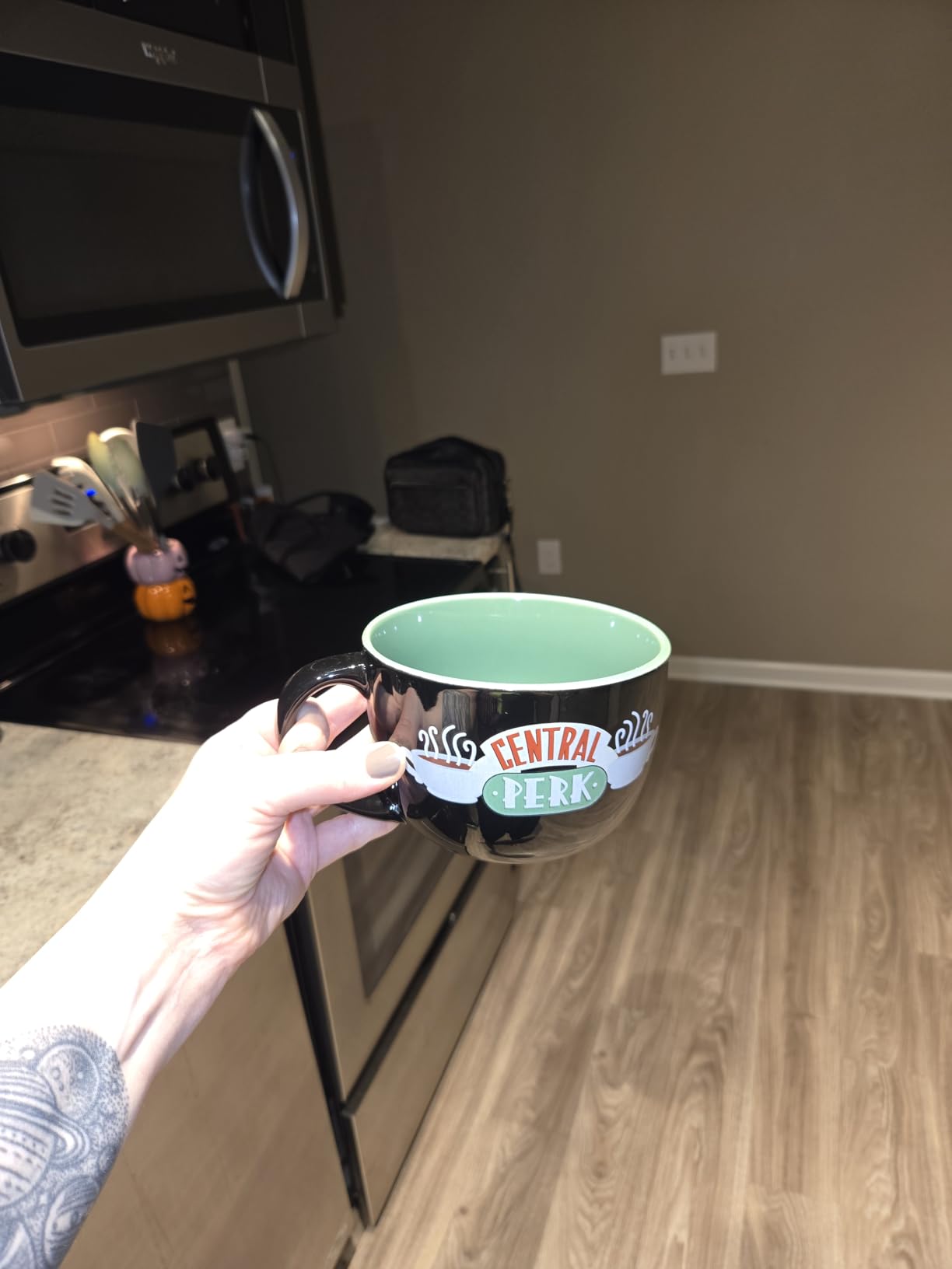 Silver Buffalo FRIENDS Central Perk, Ceramic Soup Mug, 24oz | Oversized for Coffee, Cup, Black customer photo 2