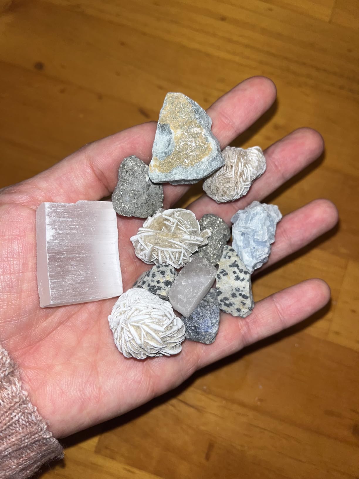 National Geographic Rock Collection with 300+ Gemstones and Minerals | Genuine Rocks, Minerals & Crystals, 2 Break-Open Geodes, Magnifying Glass, Storage Bag, Geology Gift, Birthday Gift customer photo 1