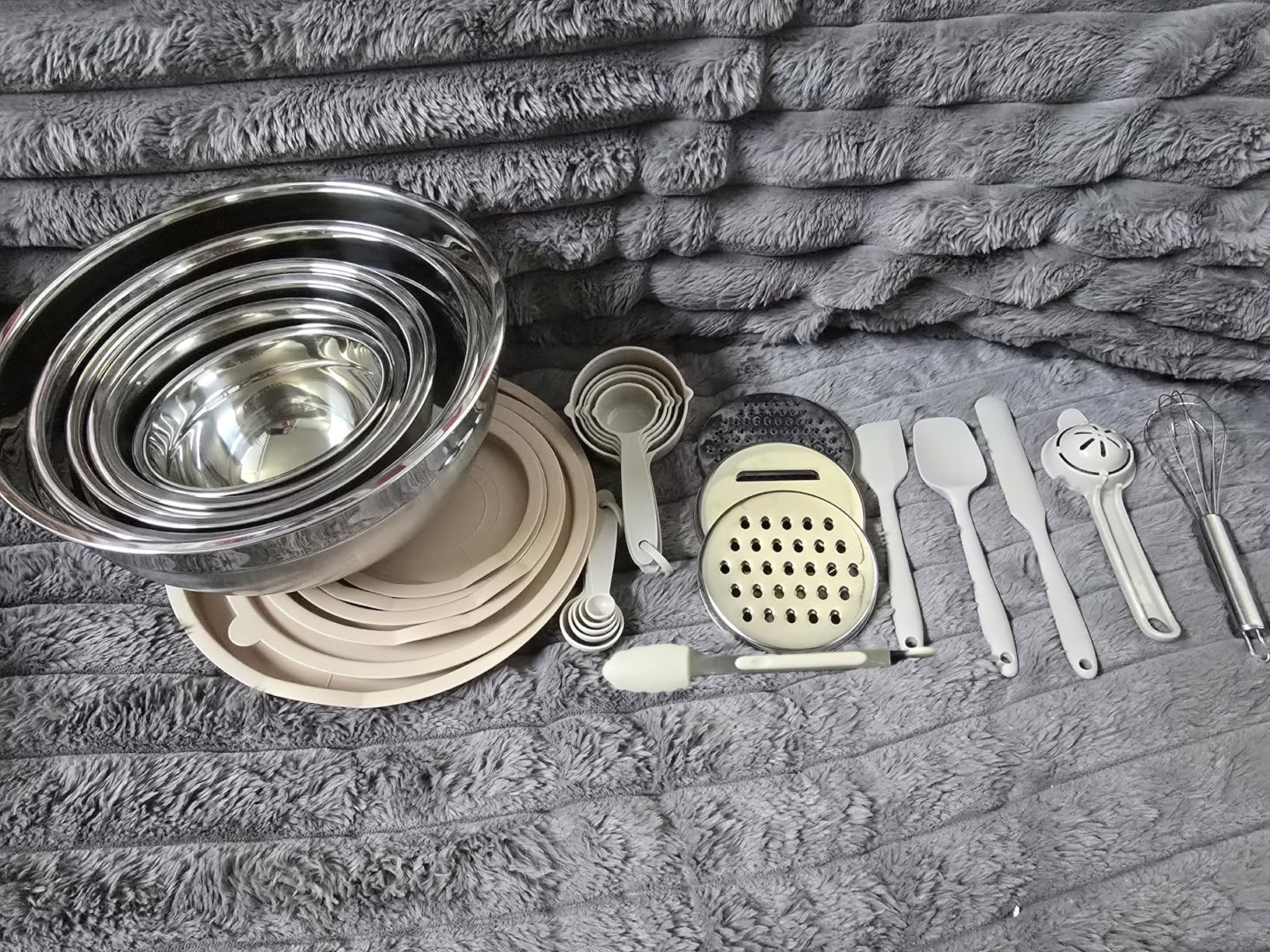 Mixing Bowls with Airtight Lids Set, 26PCS Stainless Steel Khaki Bowls with Grater Attachments, Non-Slip Bottoms & Kitchen Gadgets Set, Size 7, 4, 2.5, 2.0, 1.5, 1QT, Great for Mixing & Serving customer photo 2