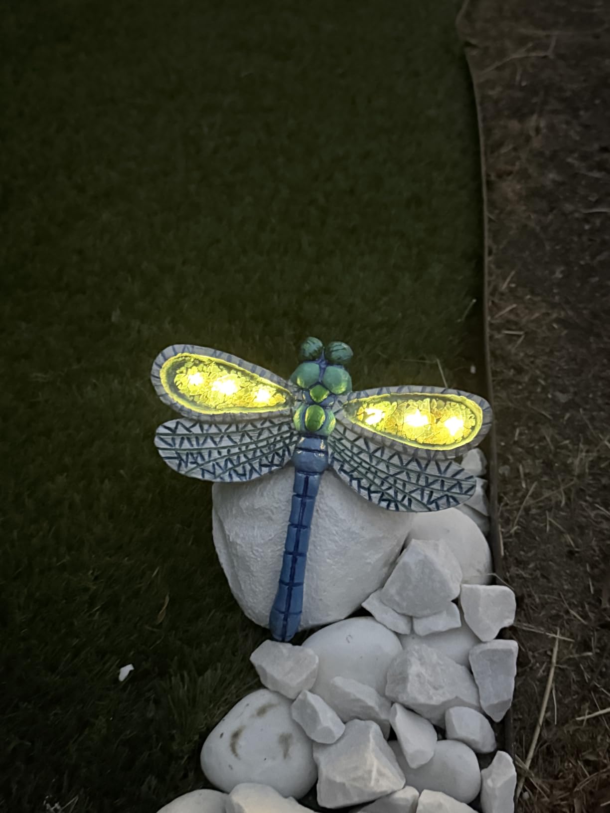Rezpuao Garden Statue Dragonfly,Solar Dragonfly Decor for Outdoor,Resin Dragonflies Figurine with Solar Light for Patio,Balcony,Yard,Lawn Ornament,Perfect Garden Gift customer photo 1