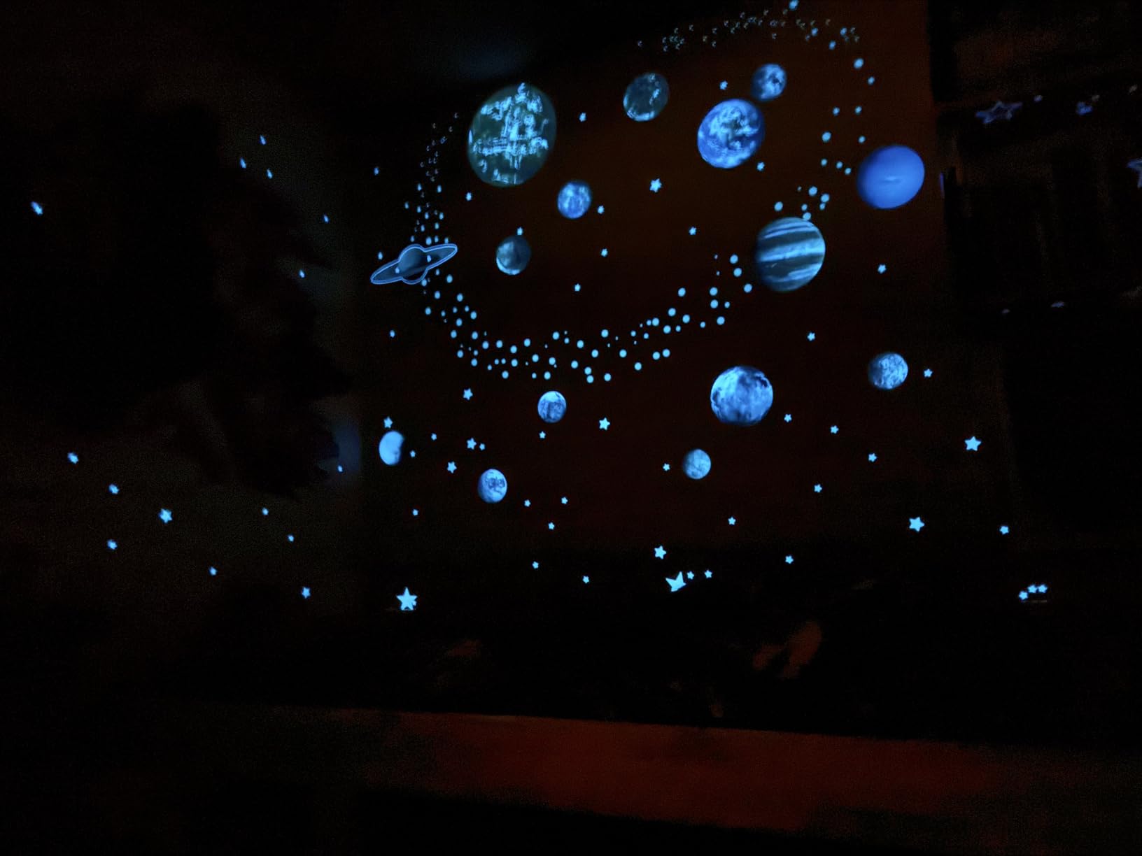 Solar System Wall Decals Glow in The Dark Stars 780 PCS, Glowing Planets Stickers for Ceiling, Nursery Wall Stickers for Bedroom, Kids Room Decorations customer photo 1